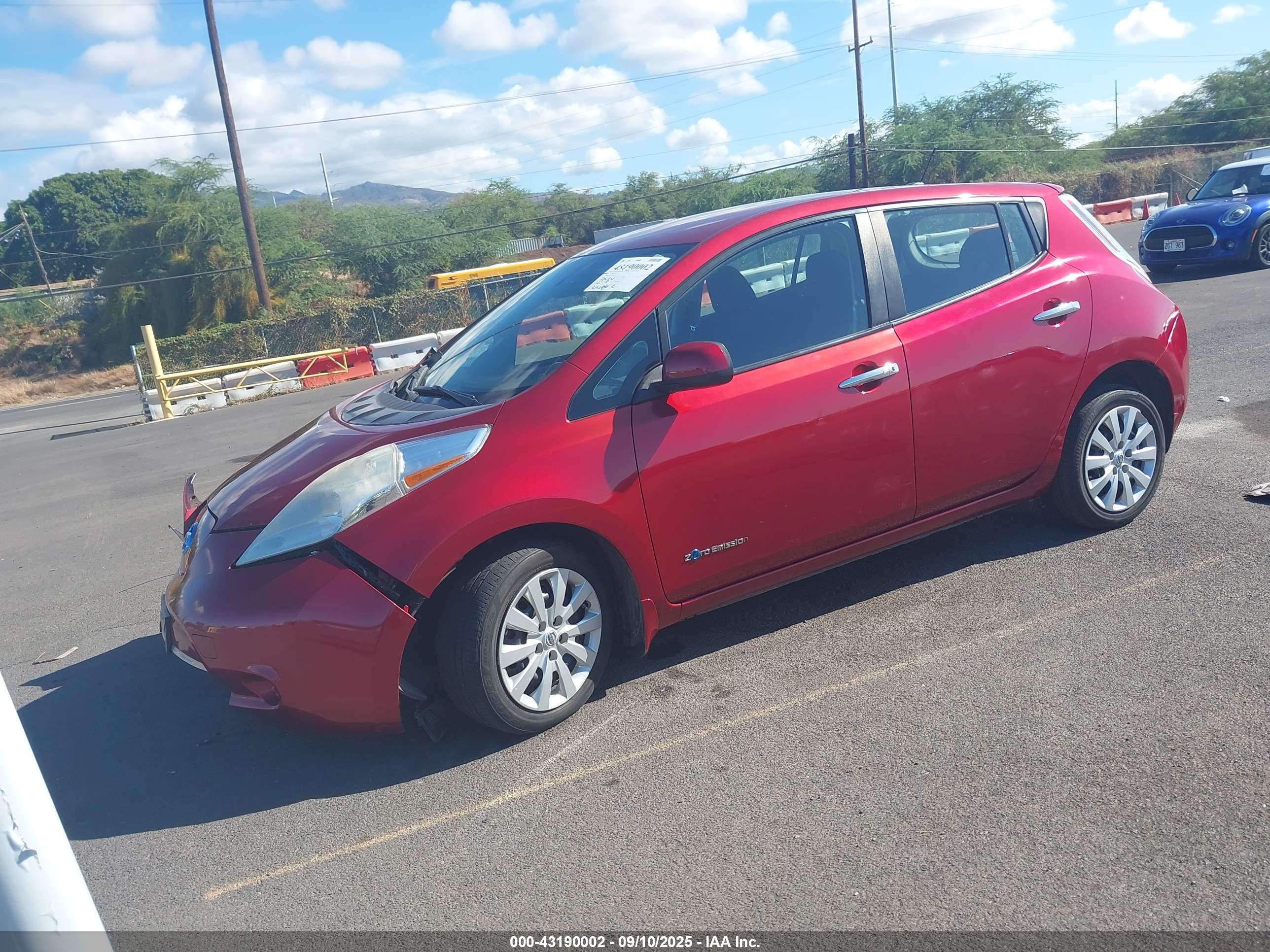 NISSAN LEAF image 2