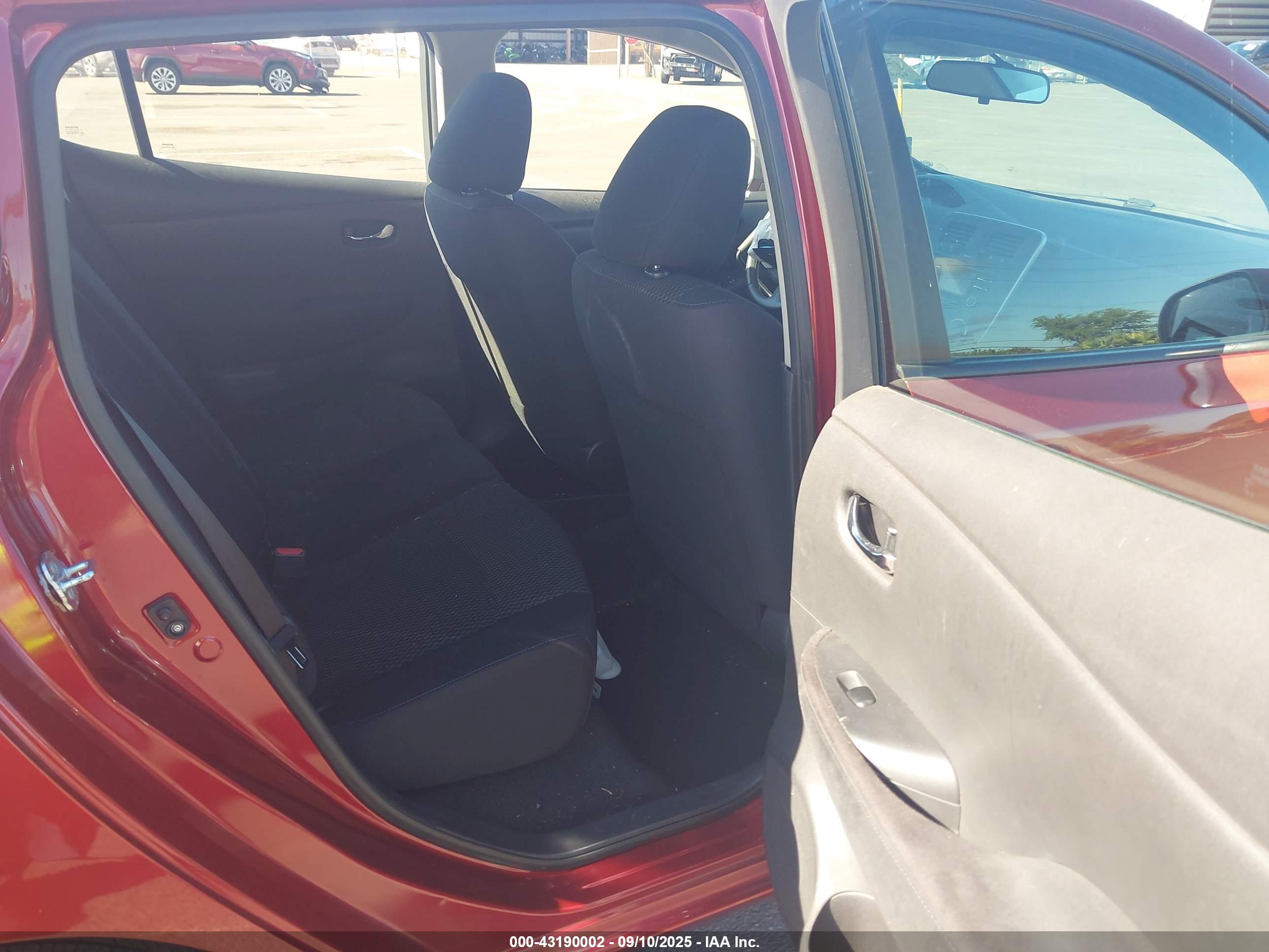 NISSAN LEAF image 8