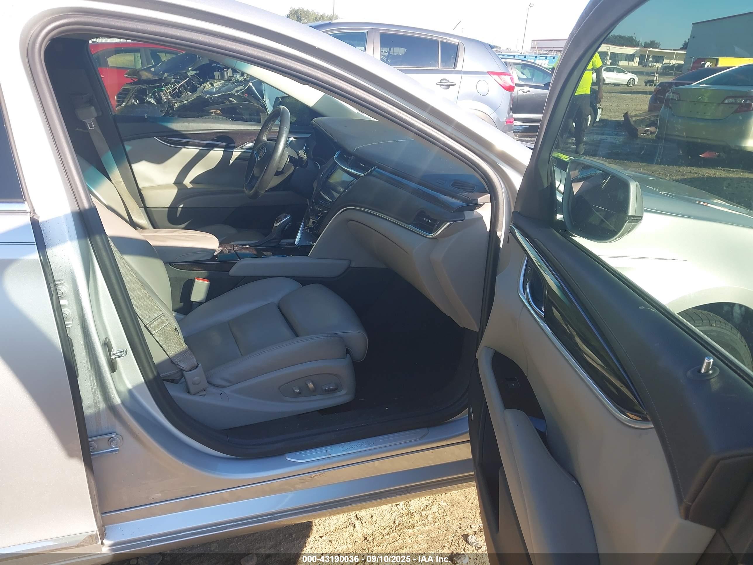 CADILLAC XTS image 5