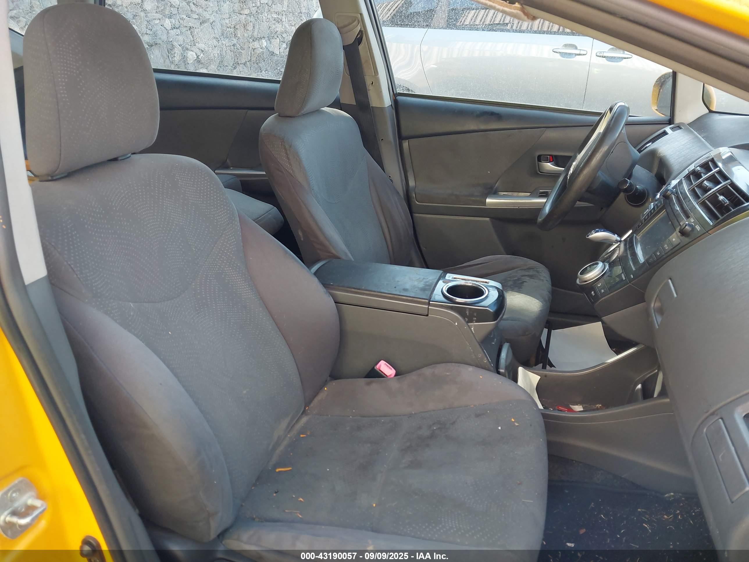 TOYOTA PRIUS image 8
