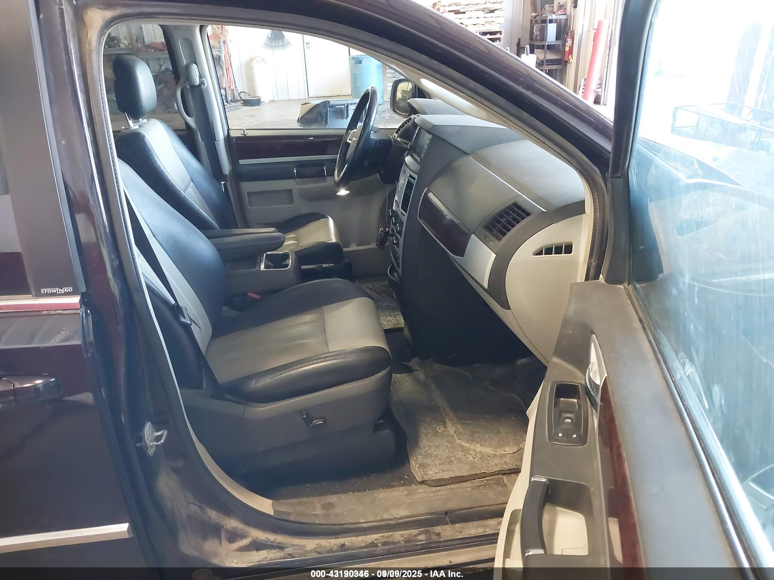CHRYSLER TOWN image 5