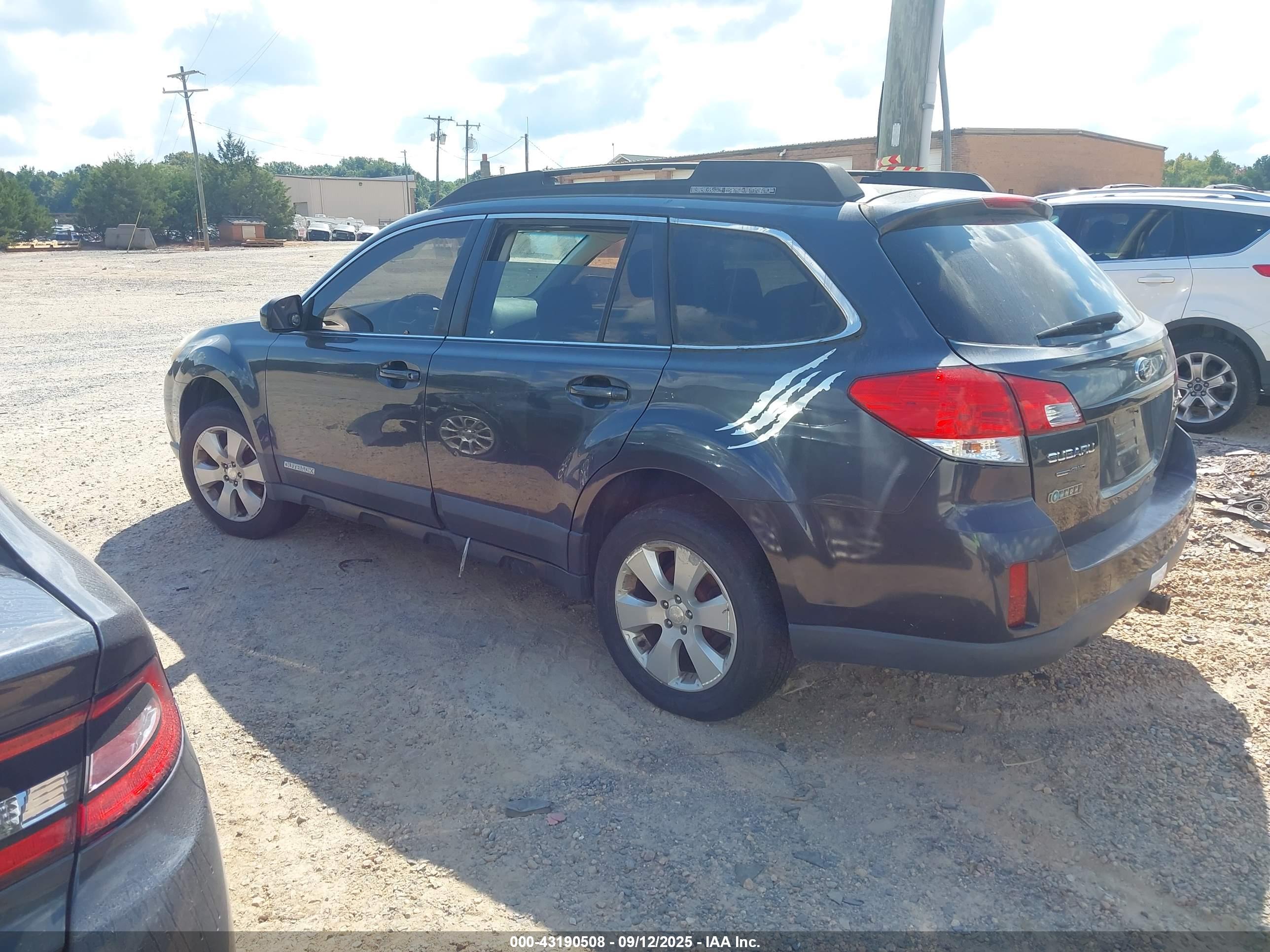 SUBARU OUTBACK image 3