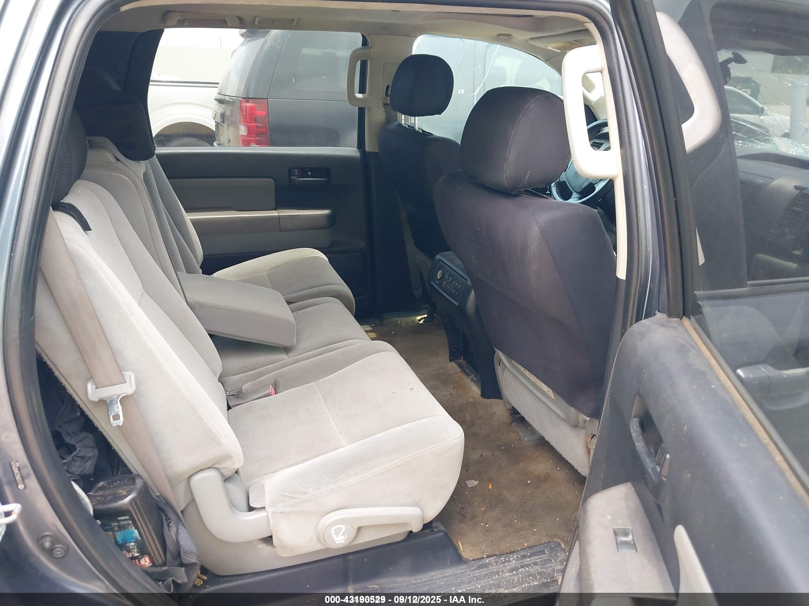 TOYOTA SEQUOIA image 8