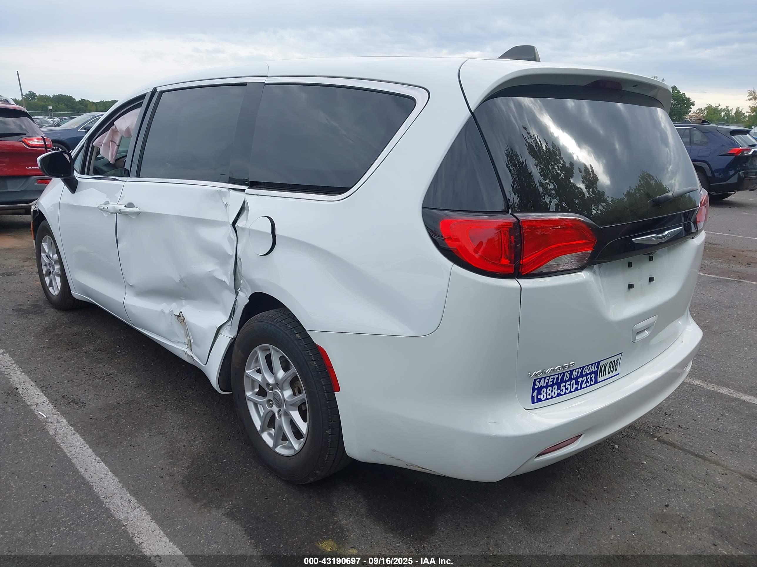 CHRYSLER VOYAGER image 3