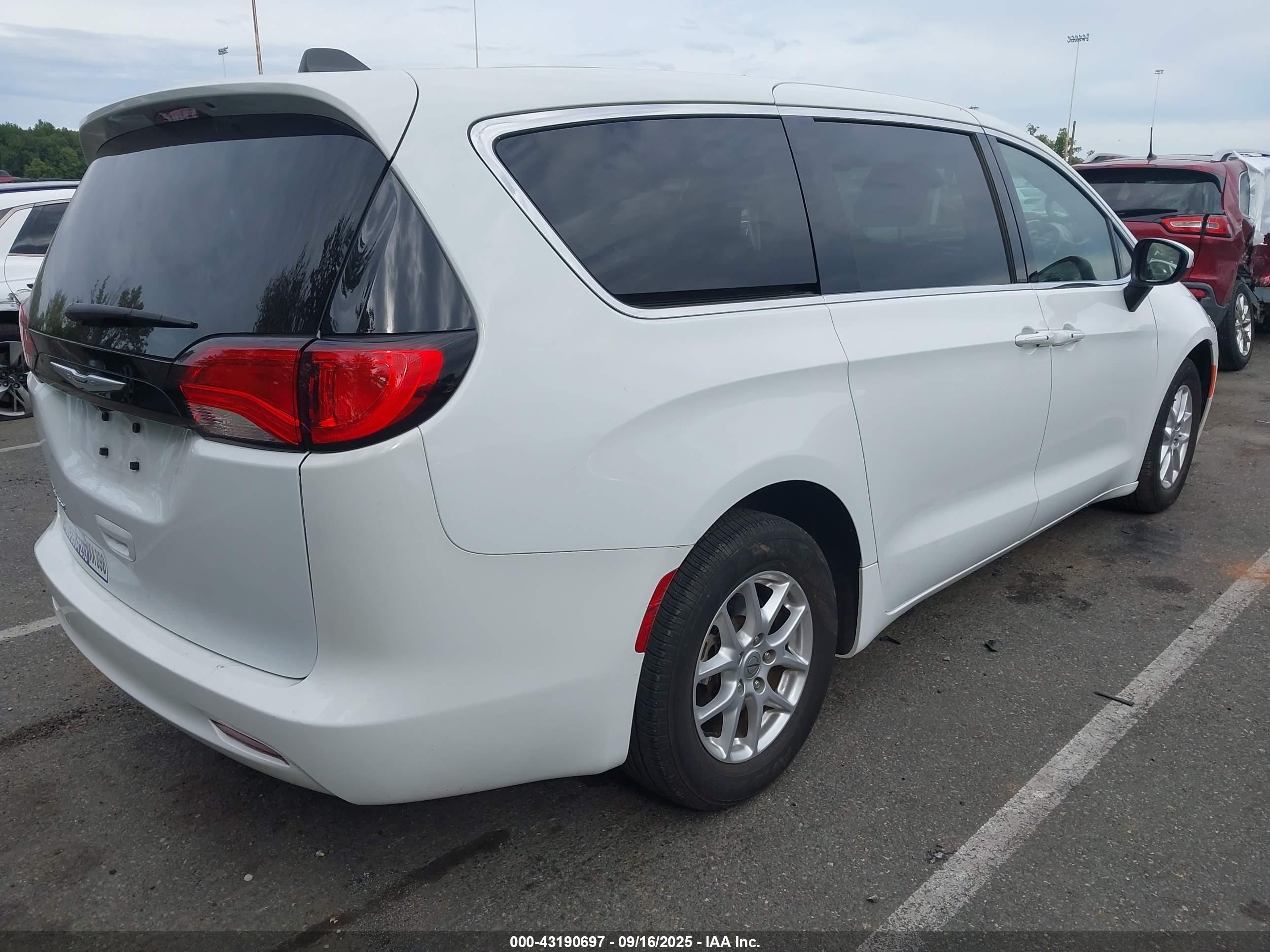 CHRYSLER VOYAGER image 4