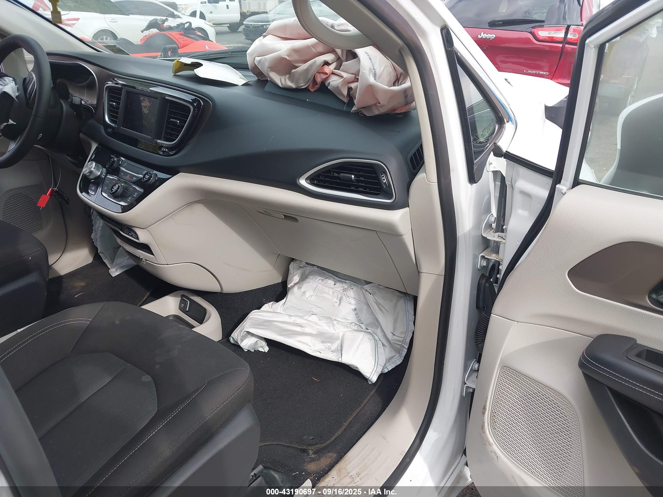 CHRYSLER VOYAGER image 5