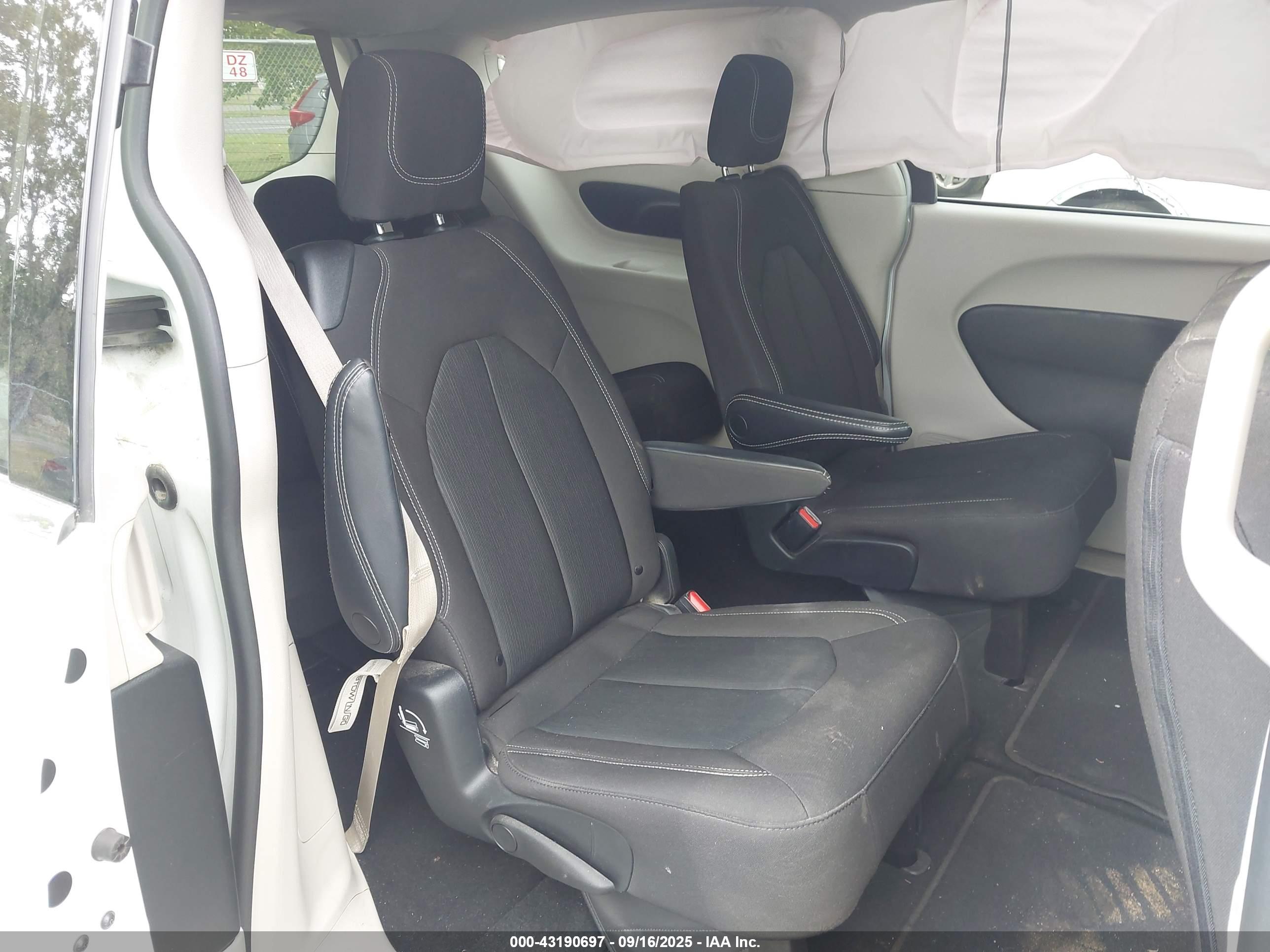 CHRYSLER VOYAGER image 8