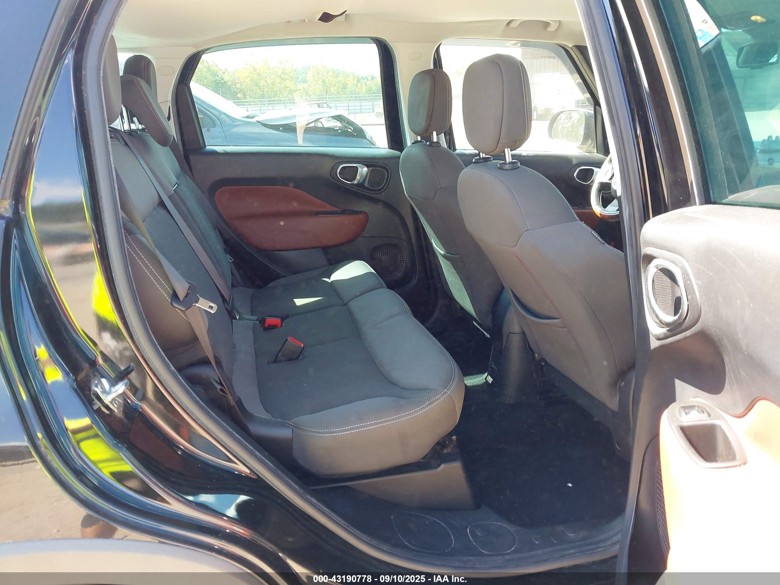 FIAT 500L image 8