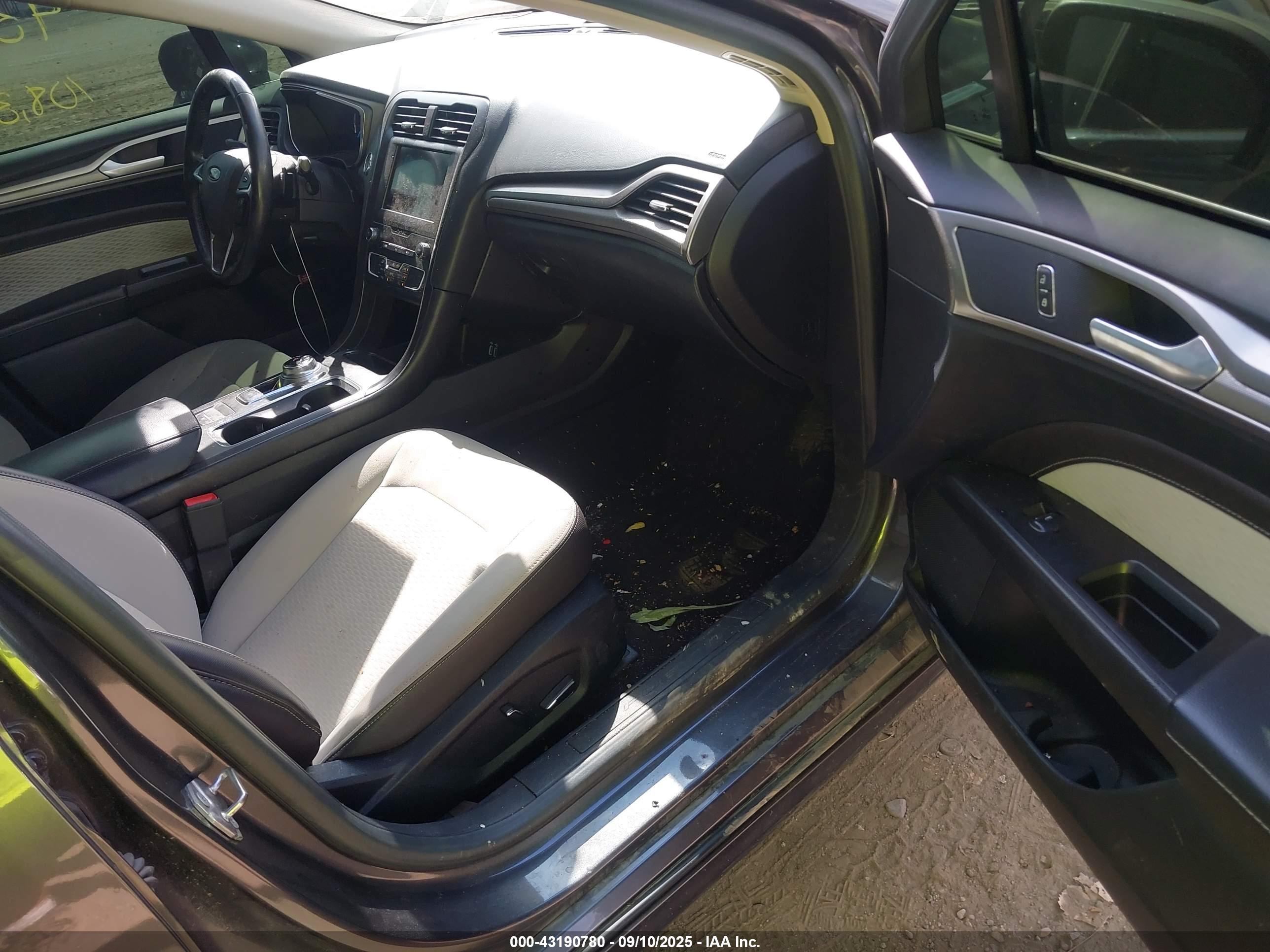 FORD FUSION image 5