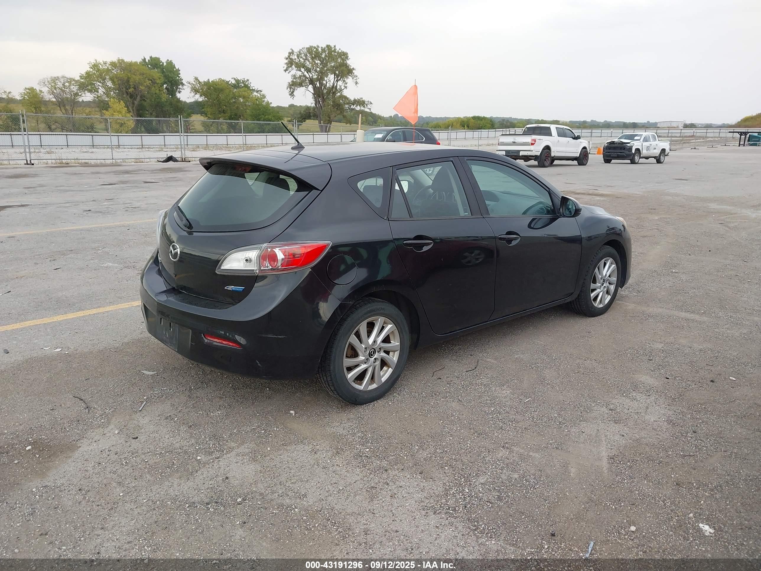MAZDA MAZDA3 image 4