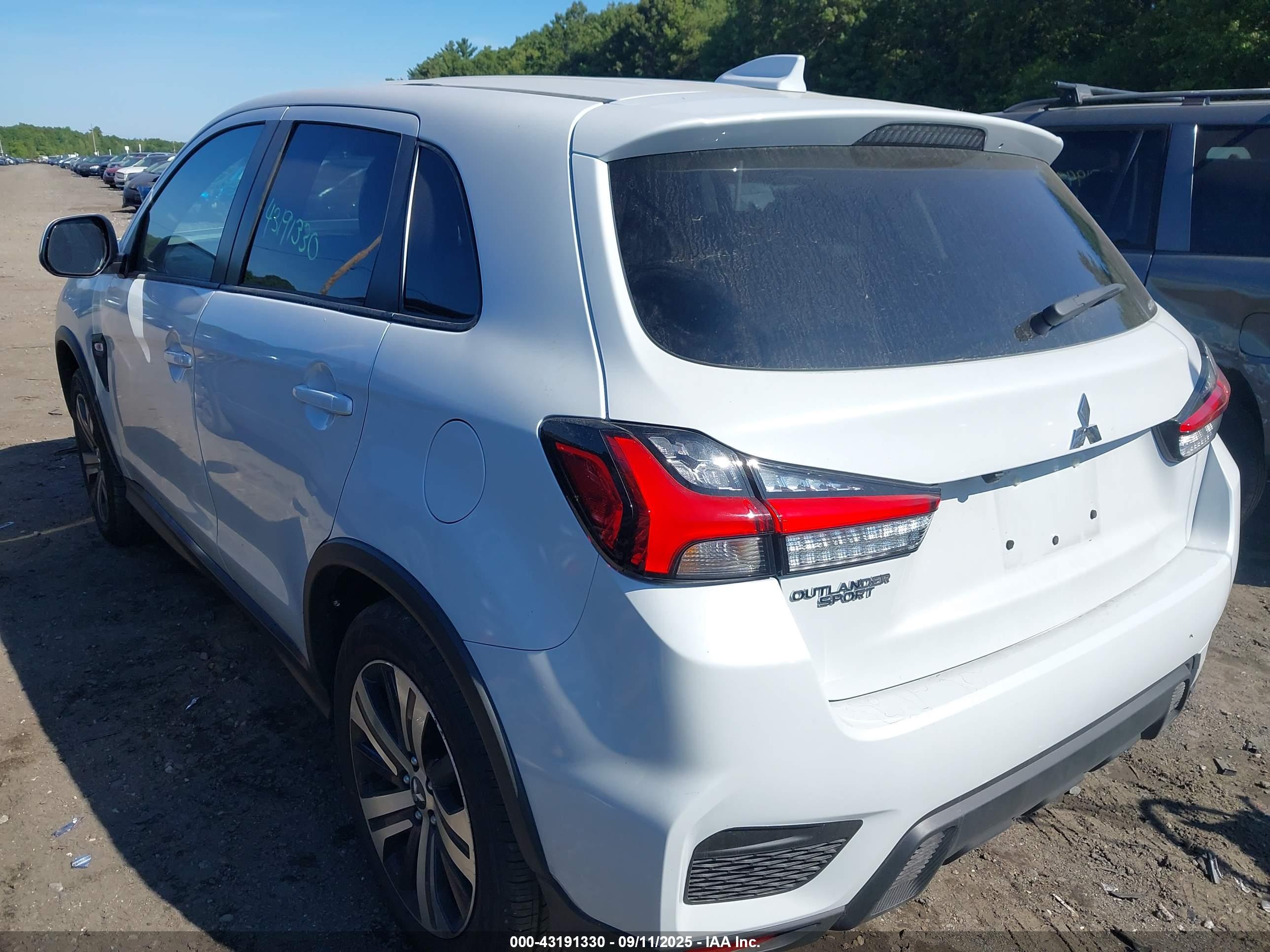 MITSUBISHI OUTLANDER image 3