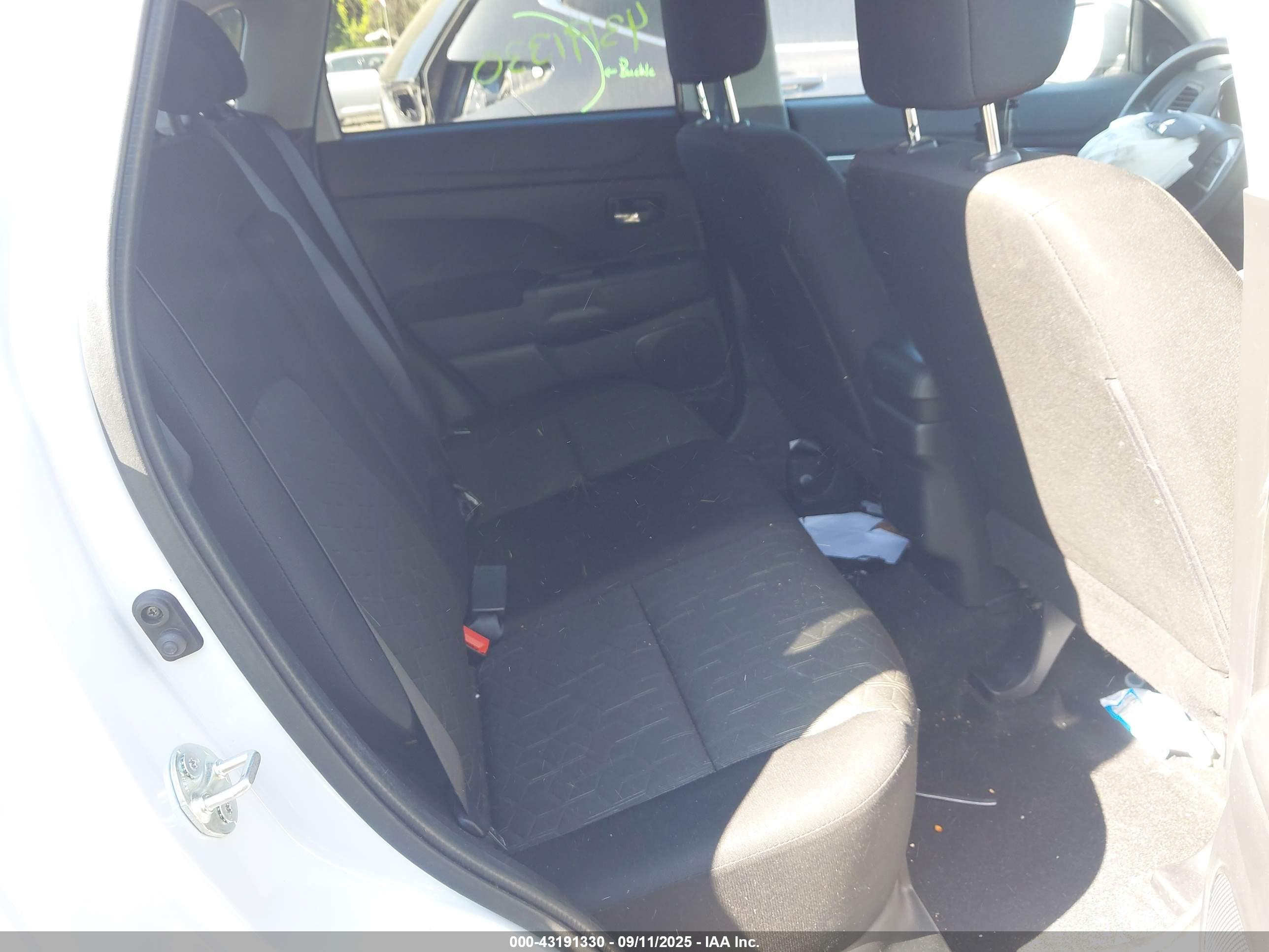MITSUBISHI OUTLANDER image 8