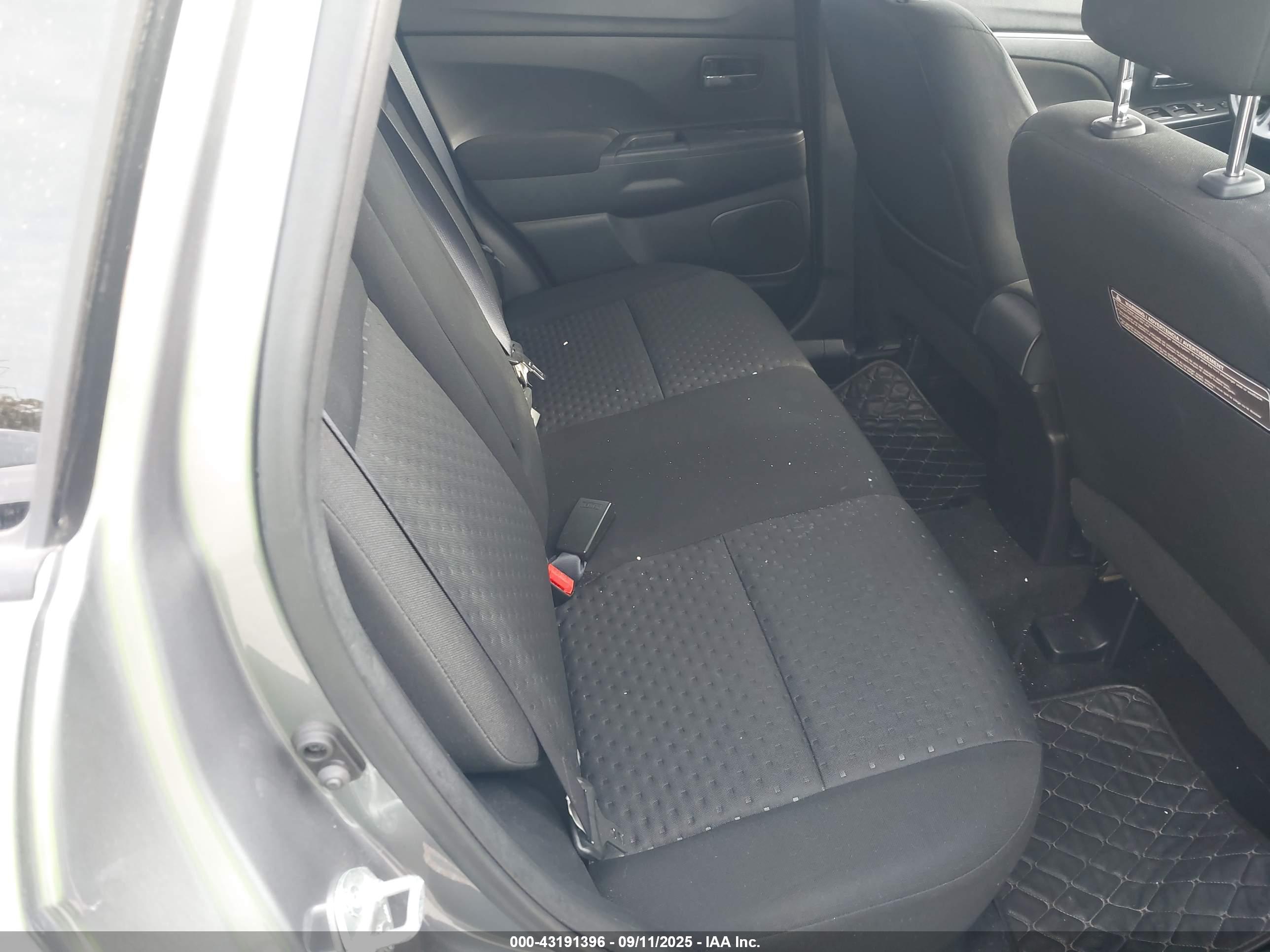MITSUBISHI OUTLANDER image 8