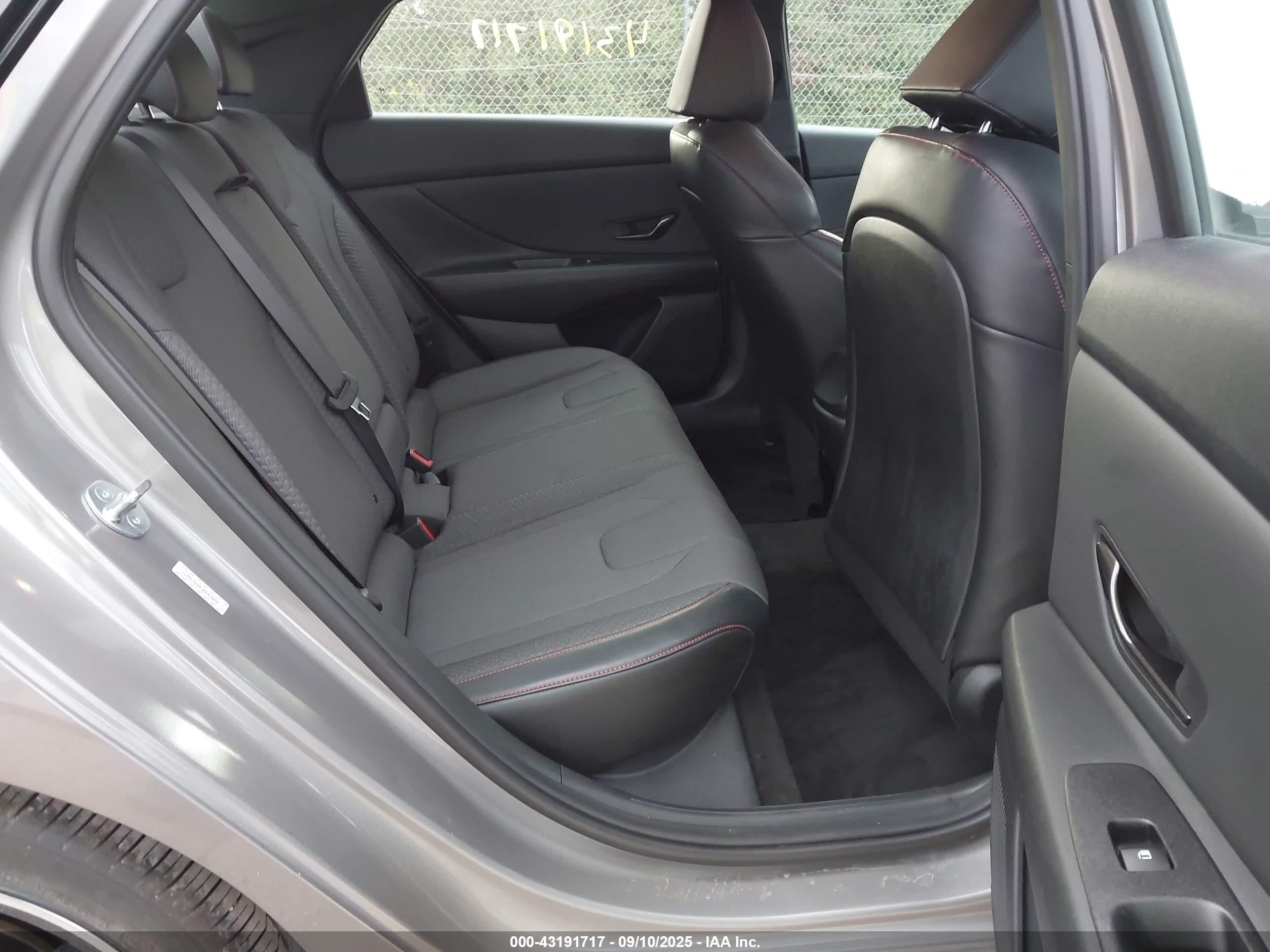 HYUNDAI ELANTRA image 8
