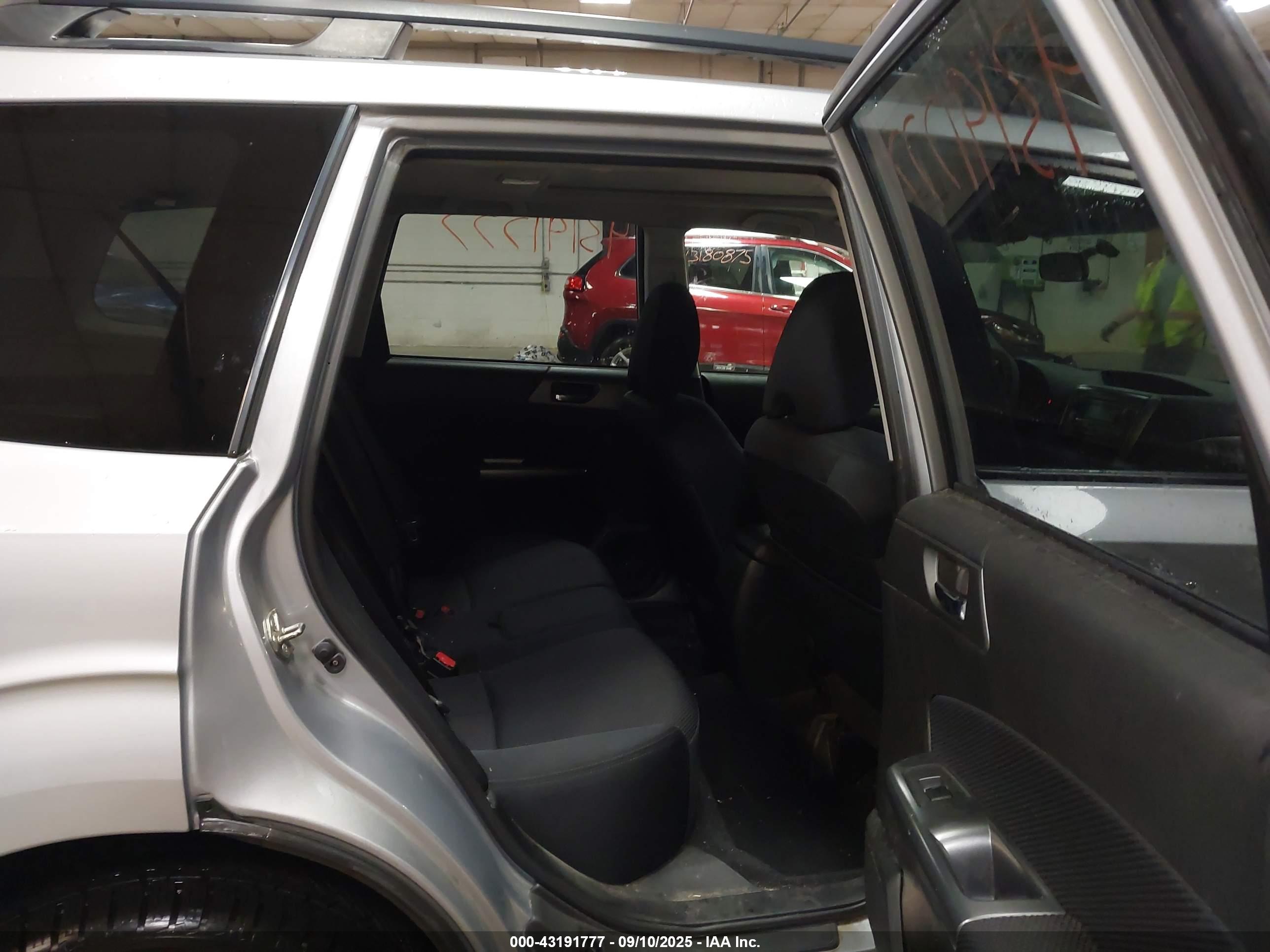 SUBARU FORESTER image 8