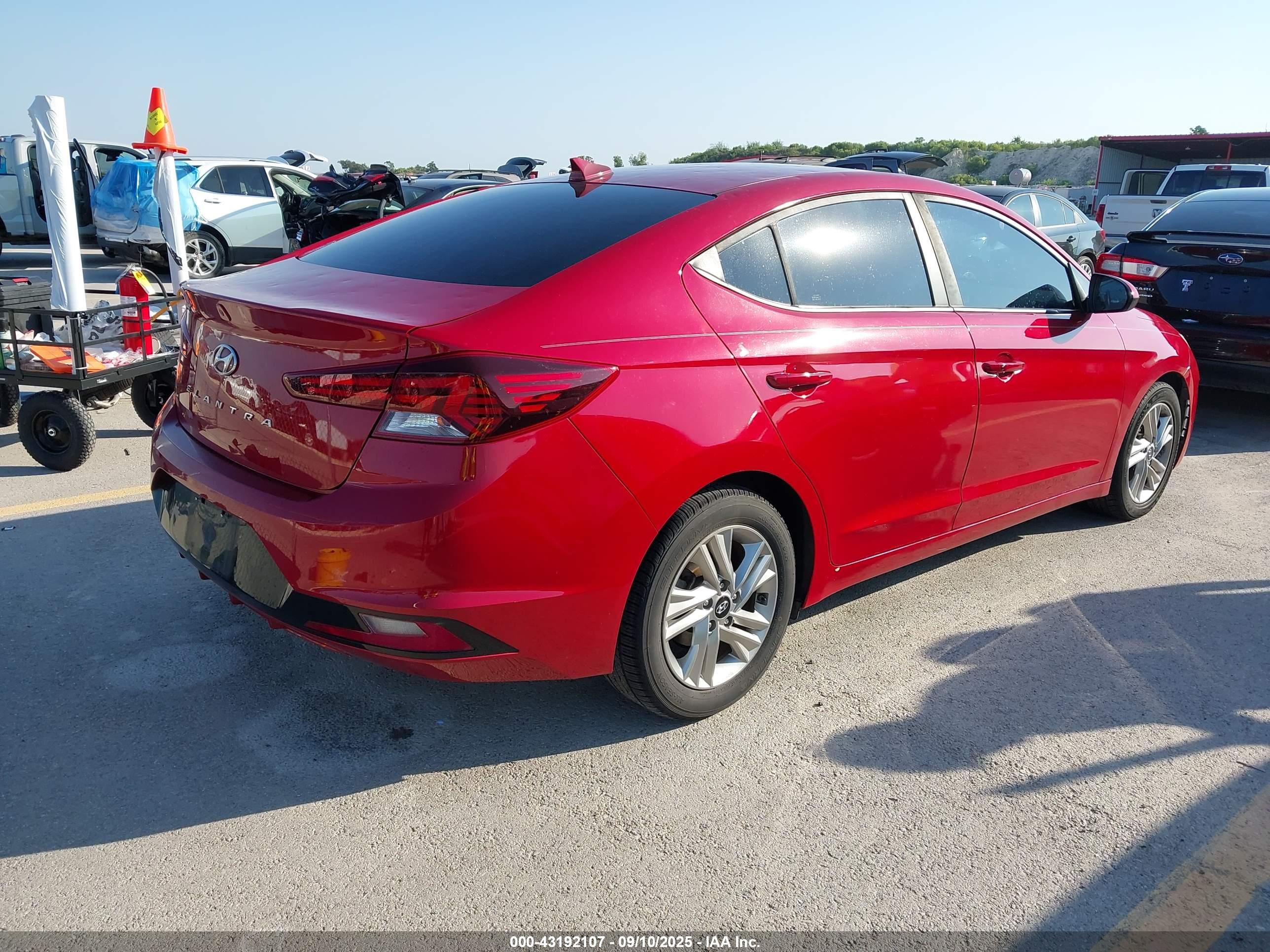 HYUNDAI ELANTRA image 4