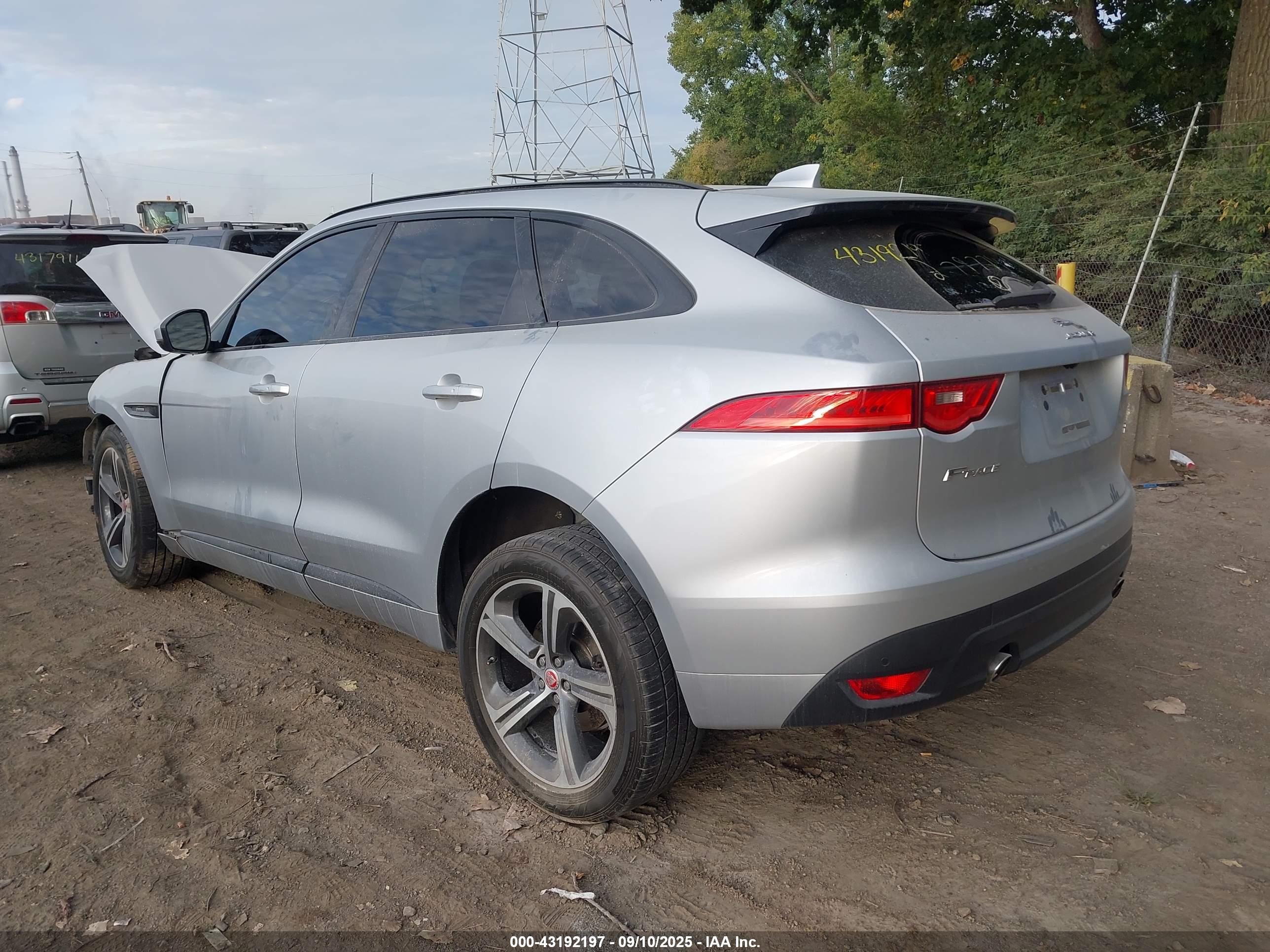 JAGUAR F-PACE image 3