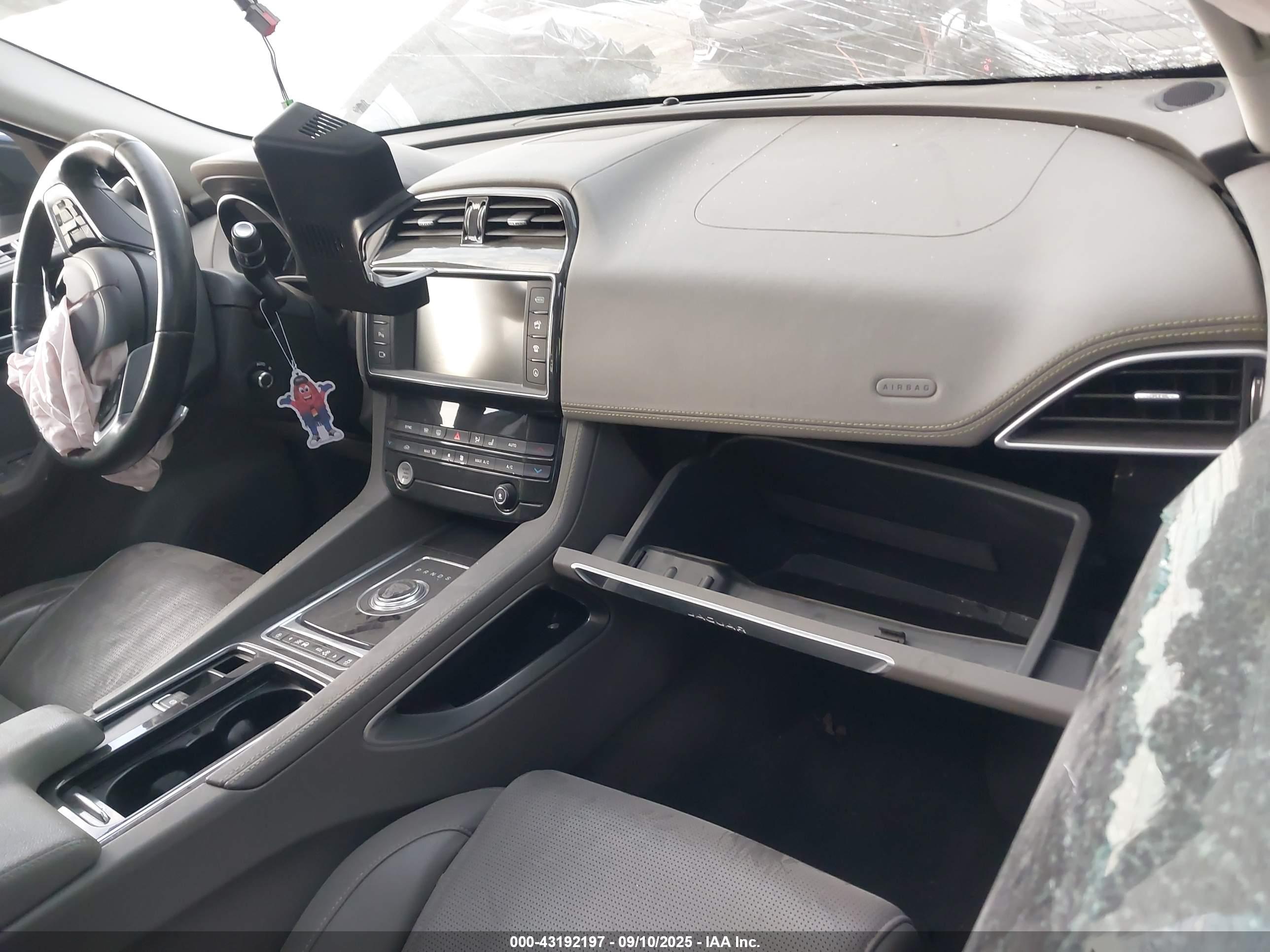 JAGUAR F-PACE image 5
