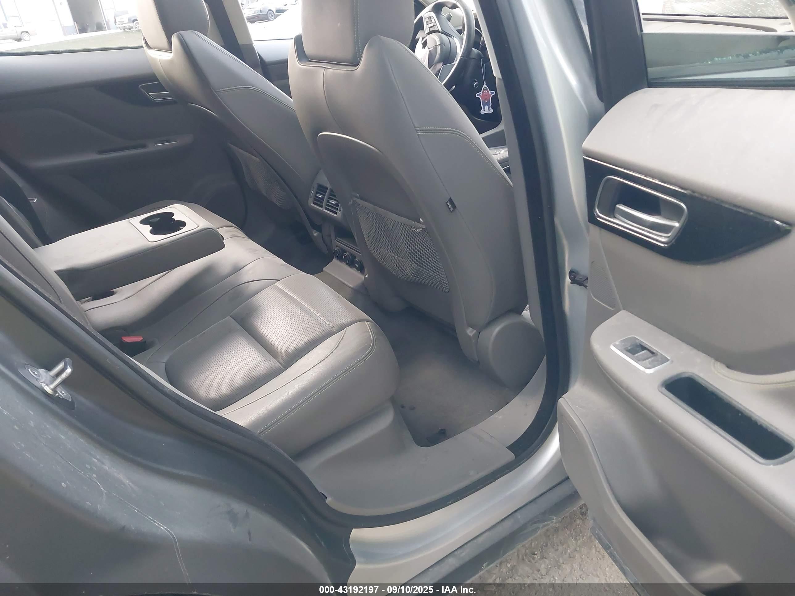 JAGUAR F-PACE image 8