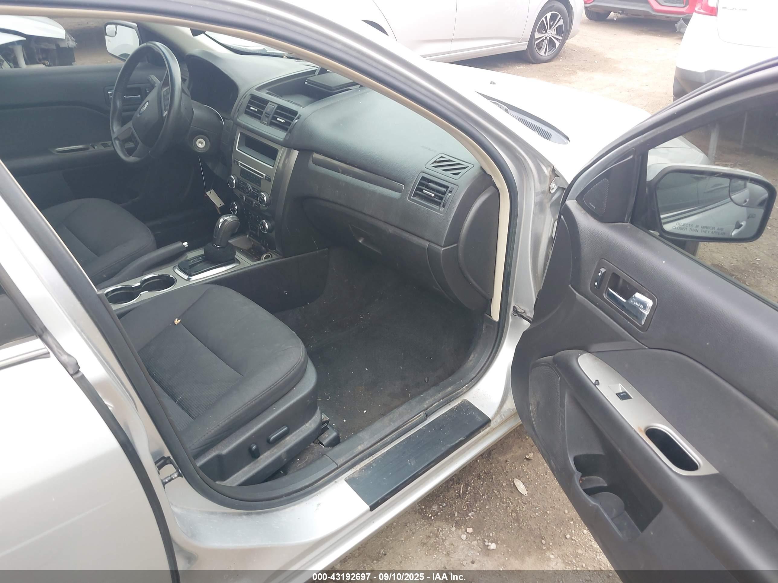 FORD FUSION image 5
