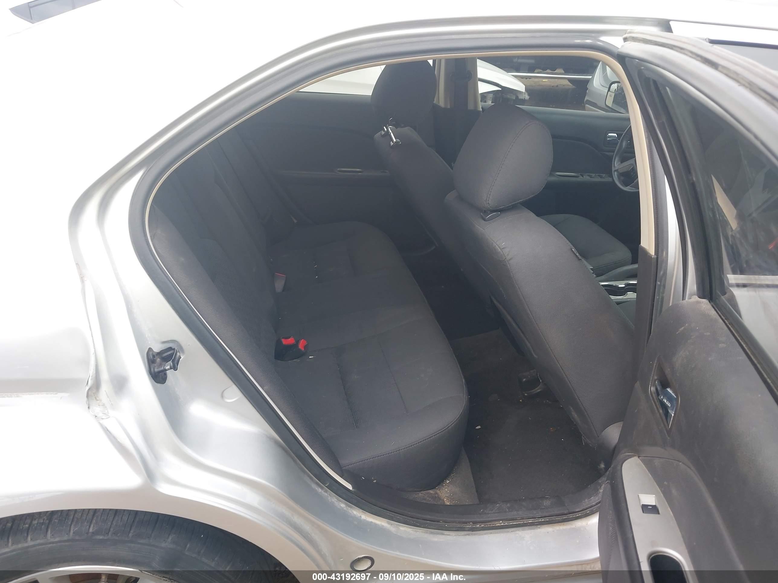 FORD FUSION image 8