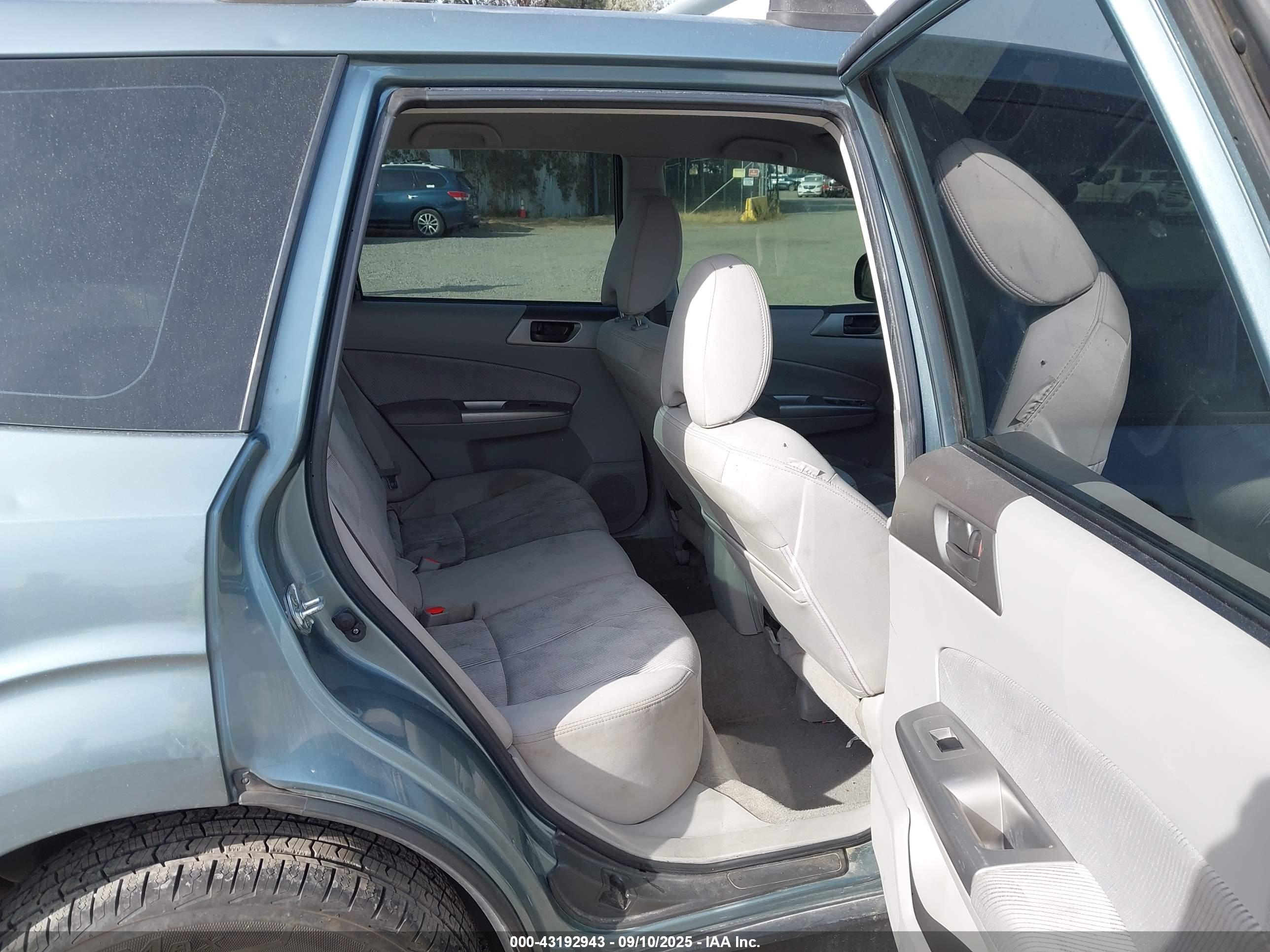 SUBARU FORESTER image 8