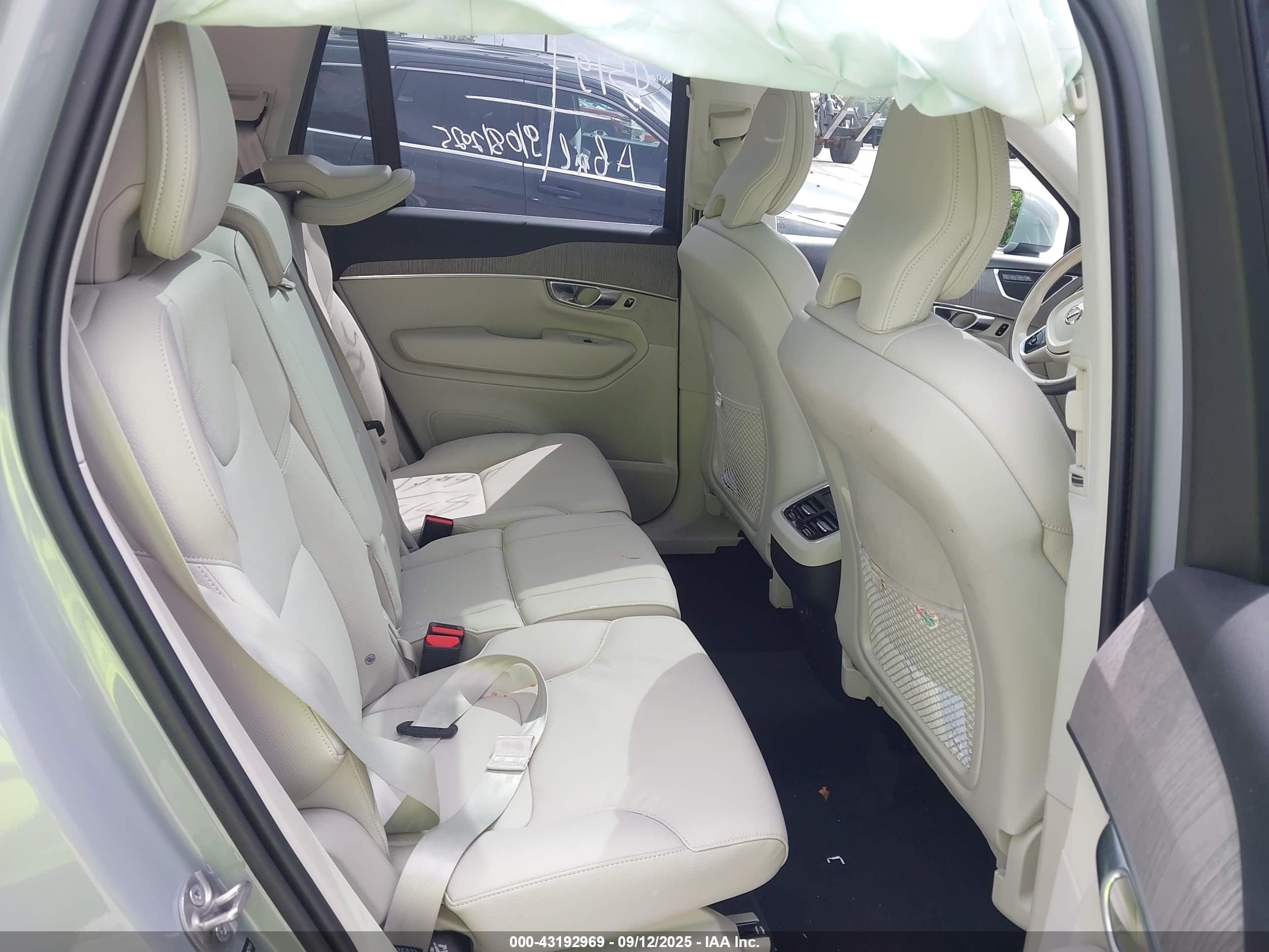VOLVO XC90 image 8