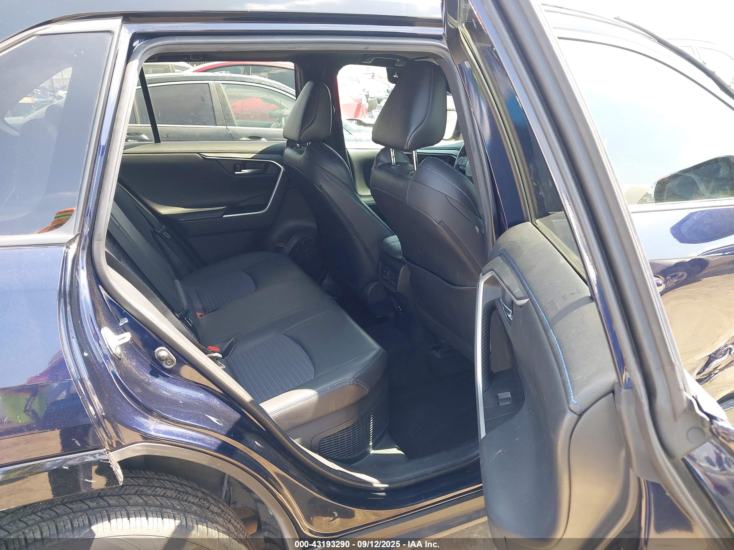 TOYOTA RAV4 image 8