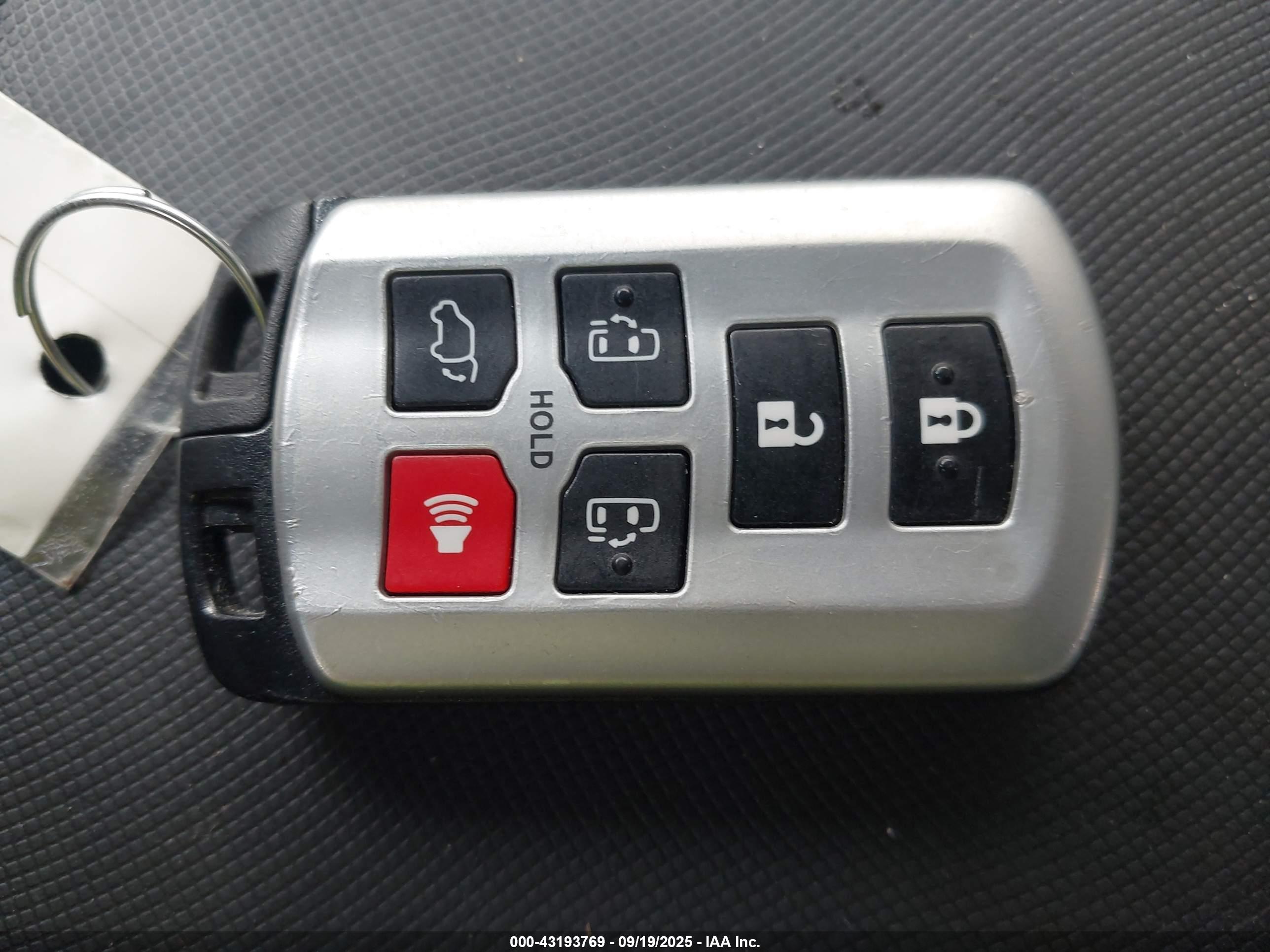 TOYOTA SIENNA image 11