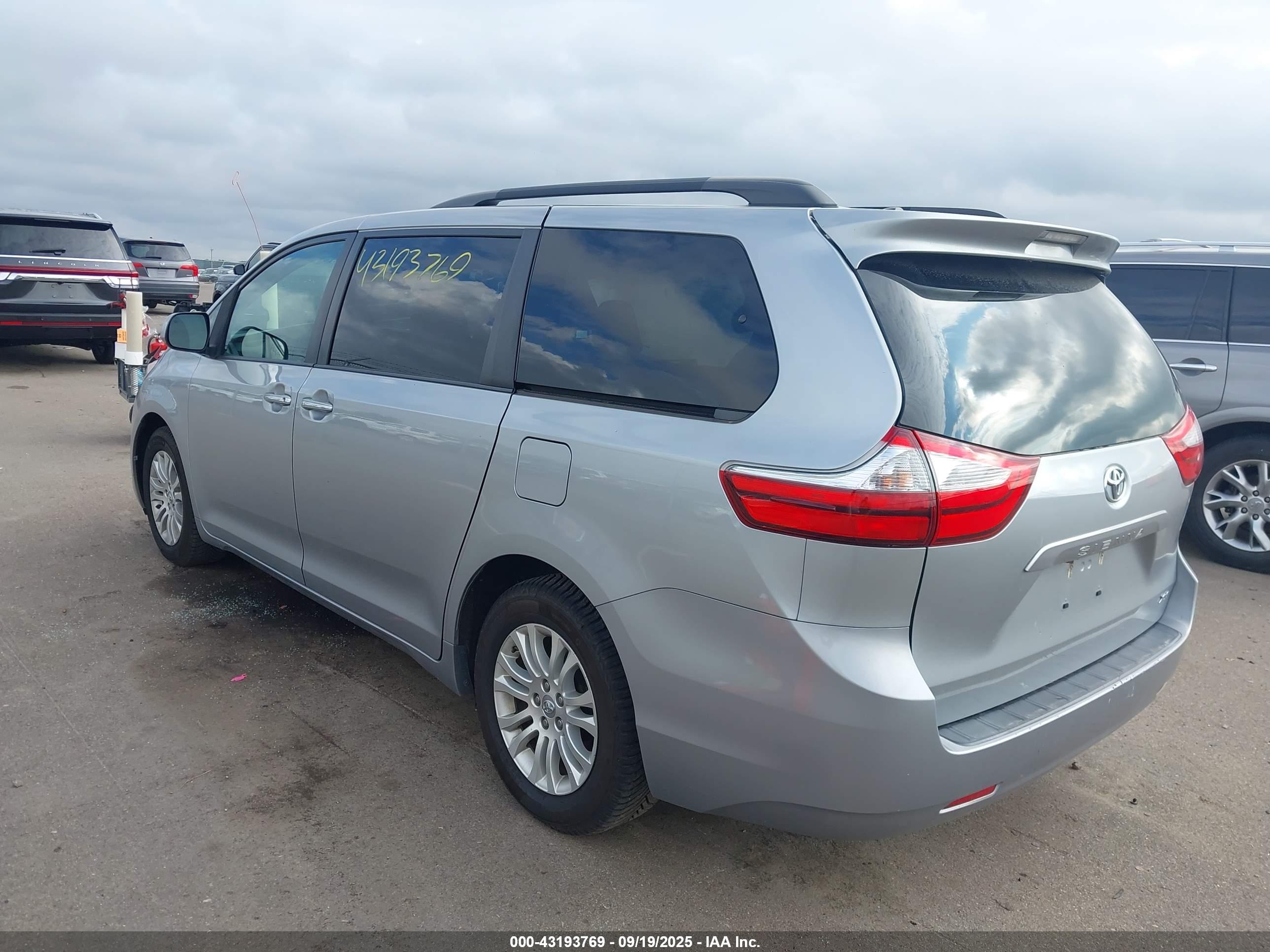 TOYOTA SIENNA image 3