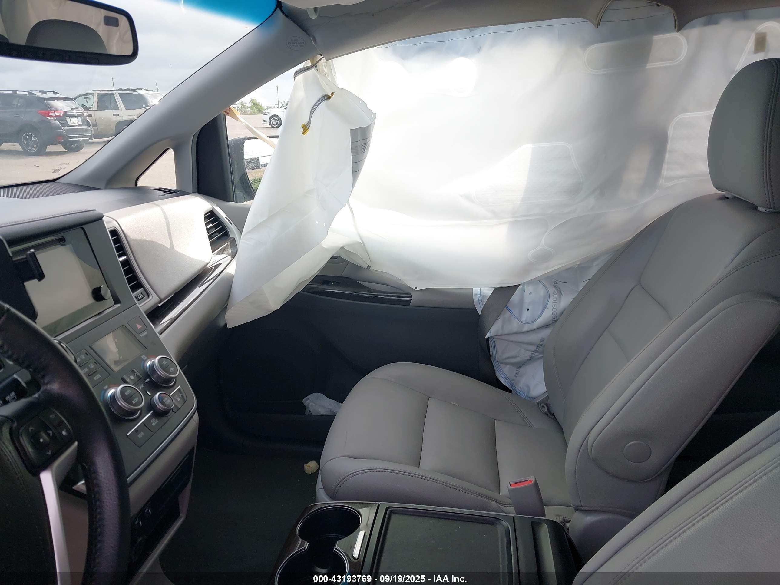 TOYOTA SIENNA image 5