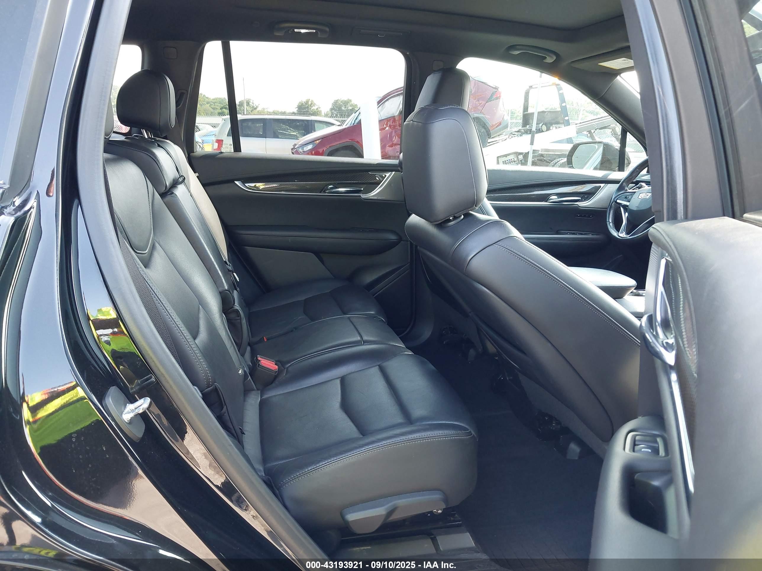 CADILLAC XT6 image 8