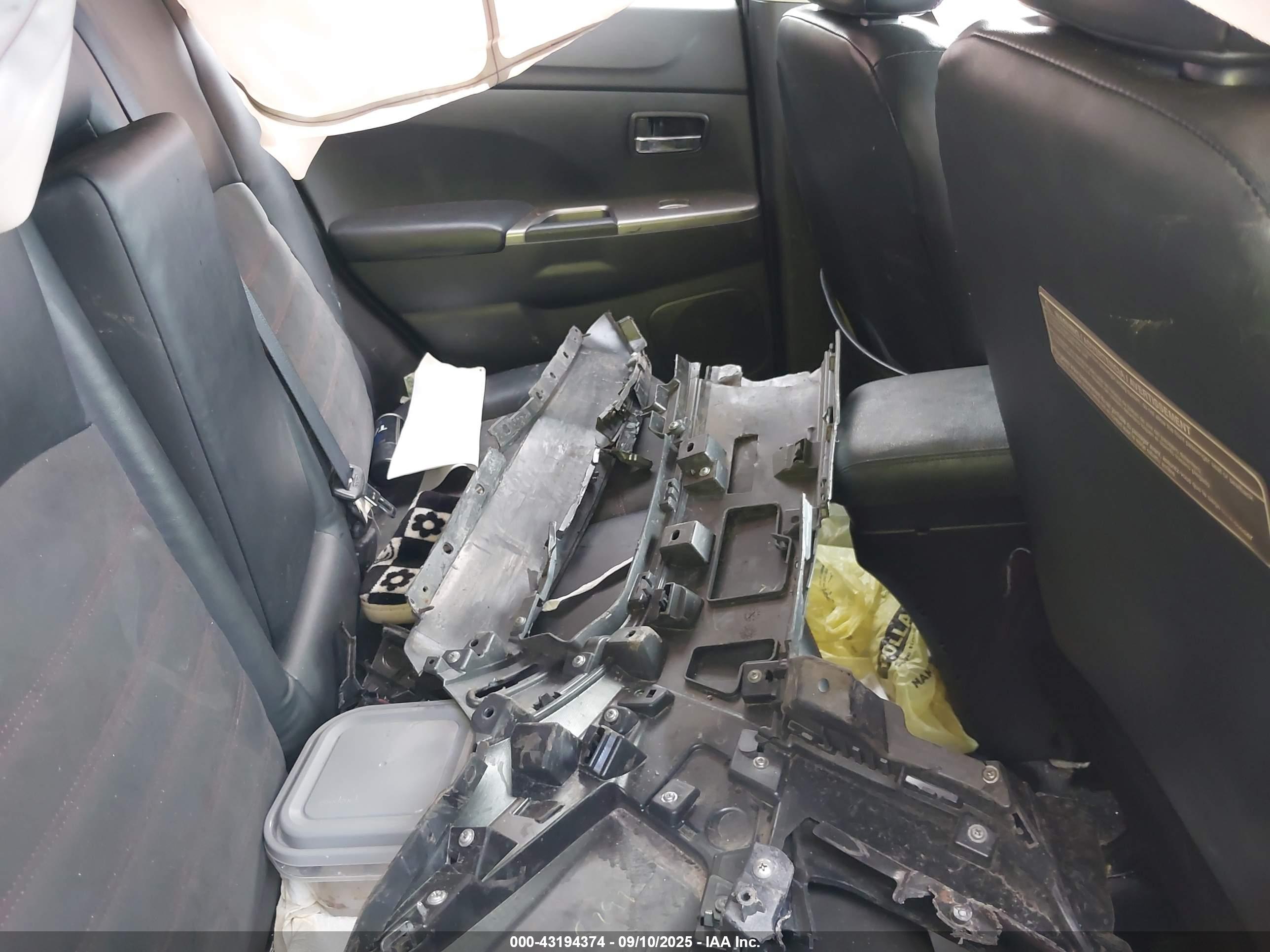 MITSUBISHI OUTLANDER image 8