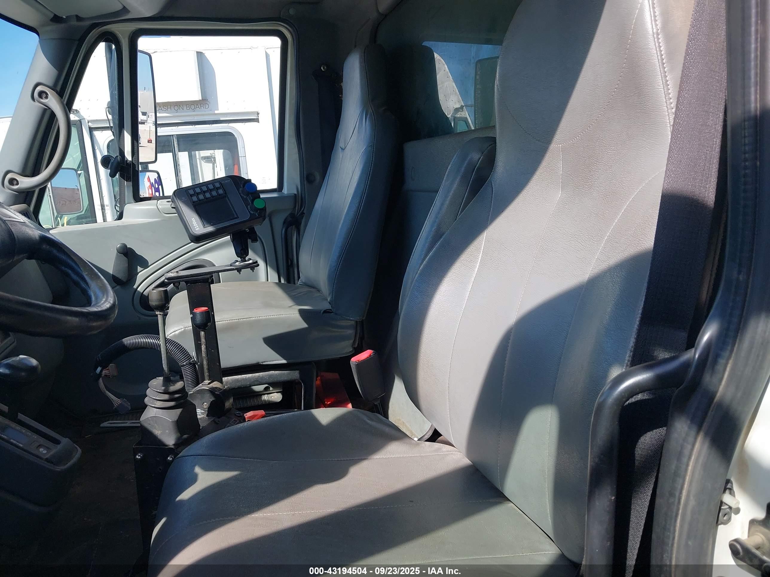 INTERNATIONAL 7000 image 8