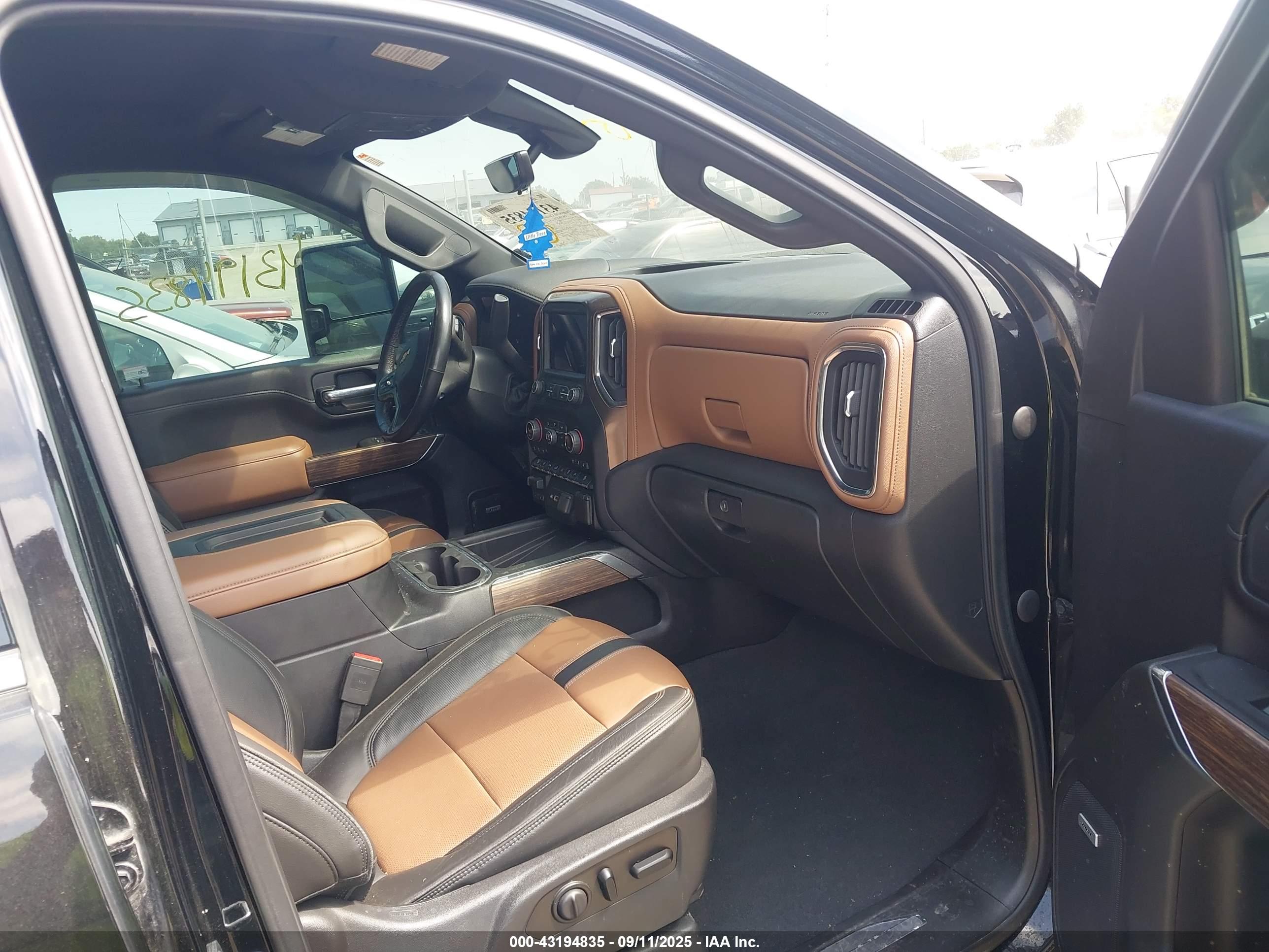 CHEVROLET SILVERADO image 5