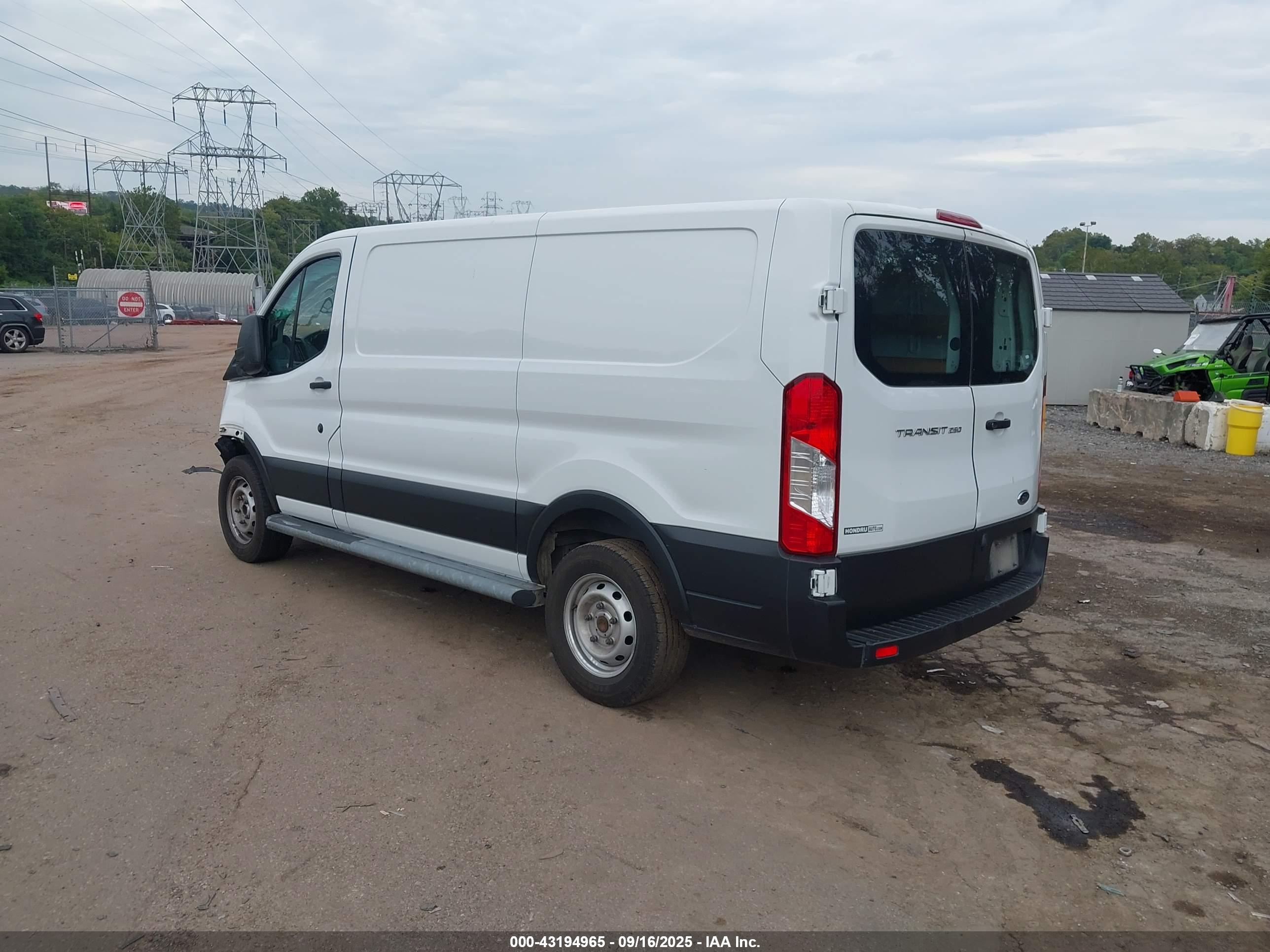 FORD TRANSIT-250 image 3