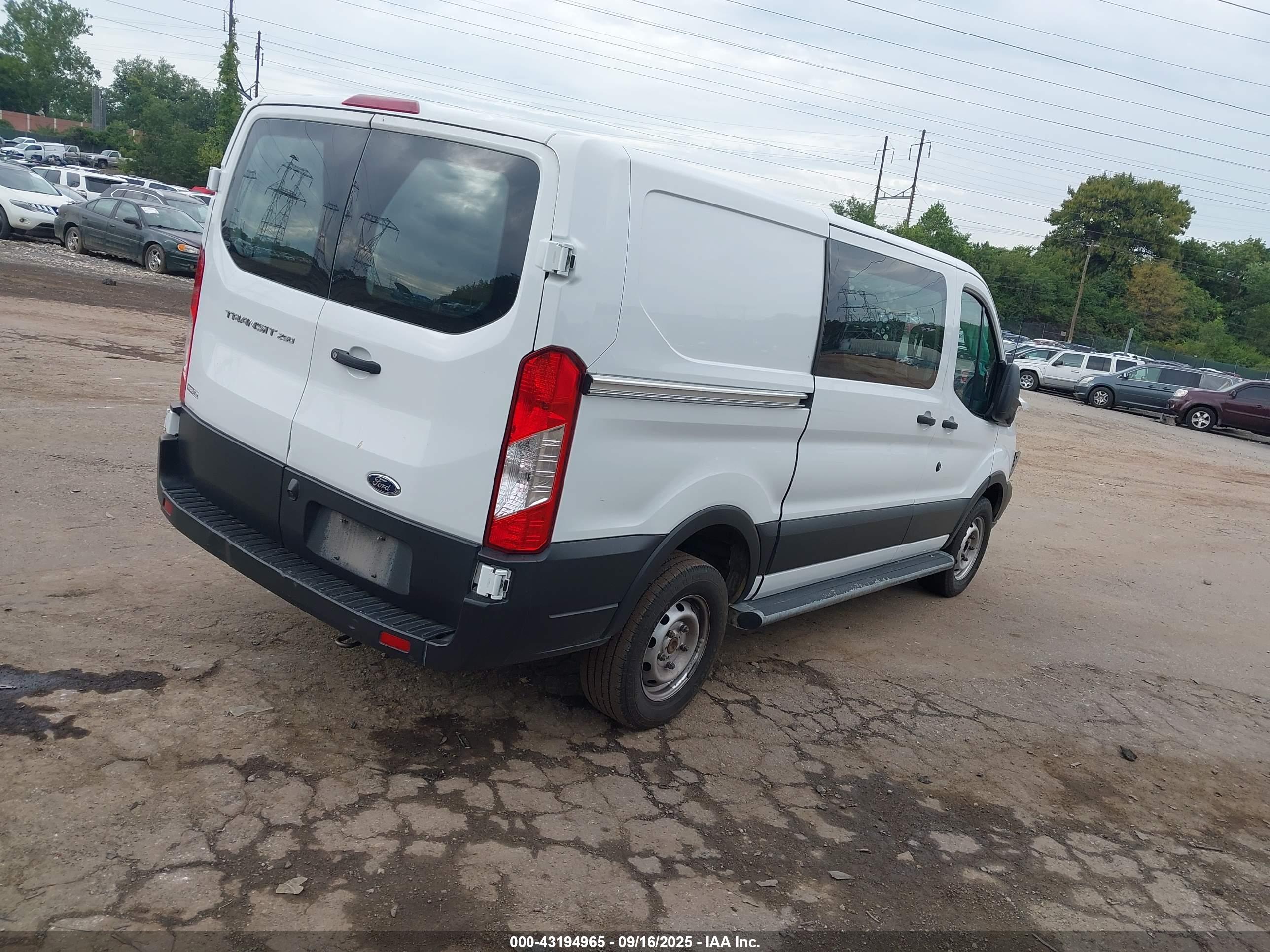 FORD TRANSIT-250 image 4
