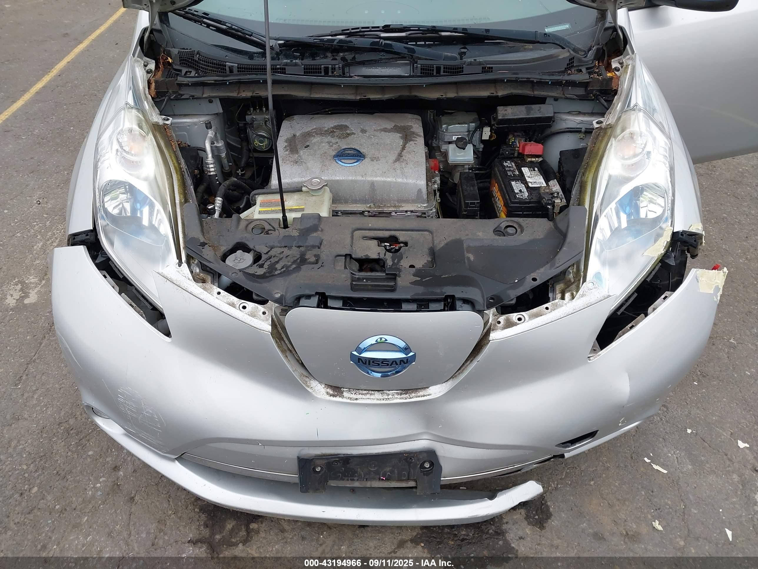 NISSAN LEAF image 10