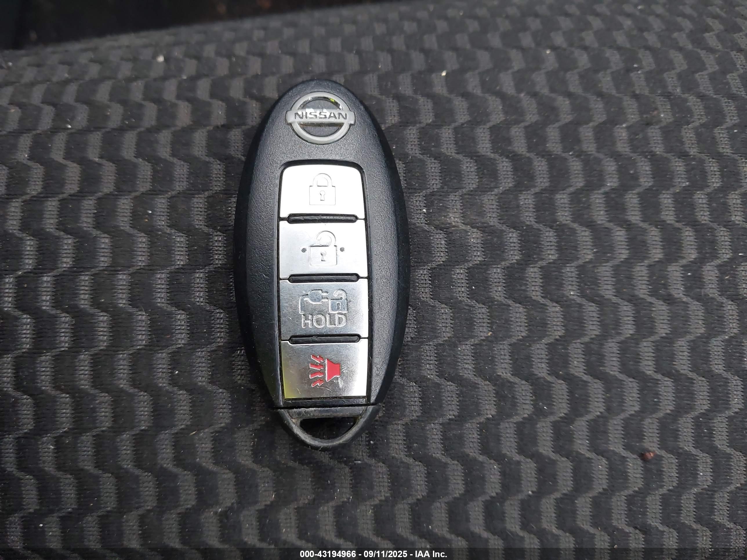 NISSAN LEAF image 11
