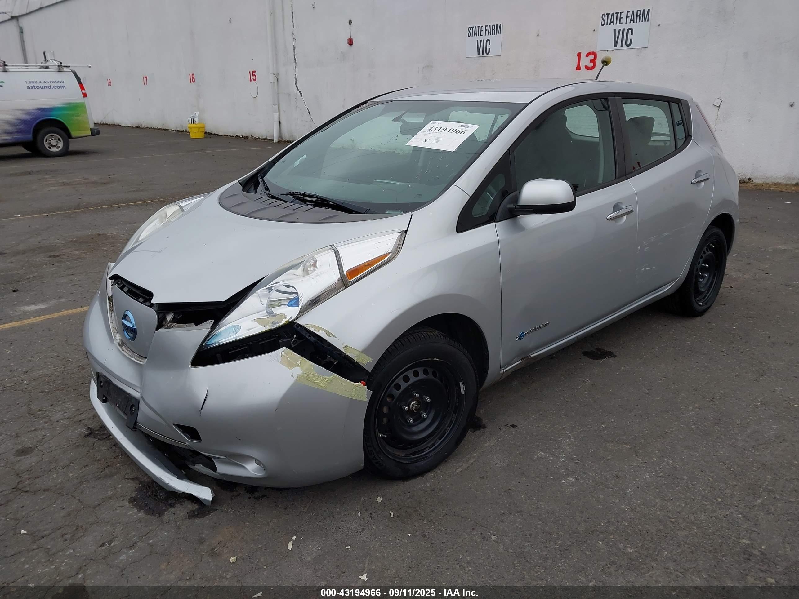 NISSAN LEAF image 2