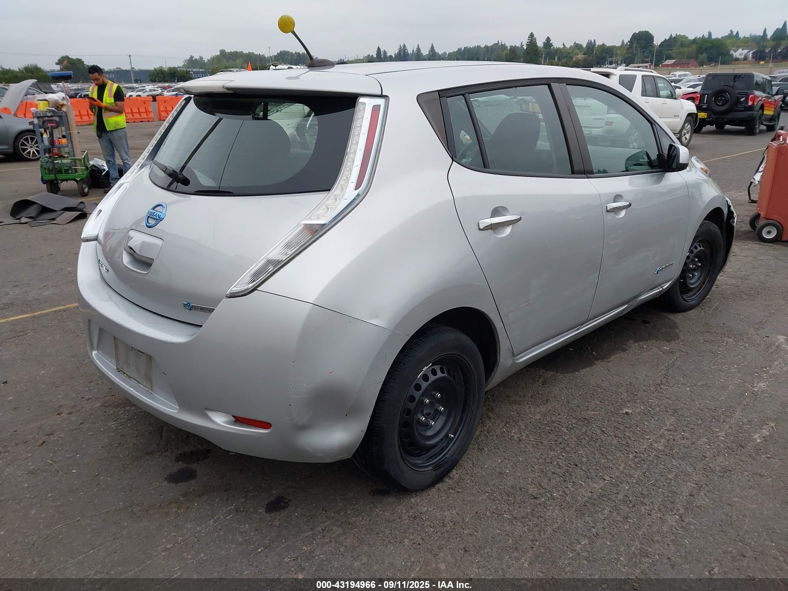 NISSAN LEAF image 4