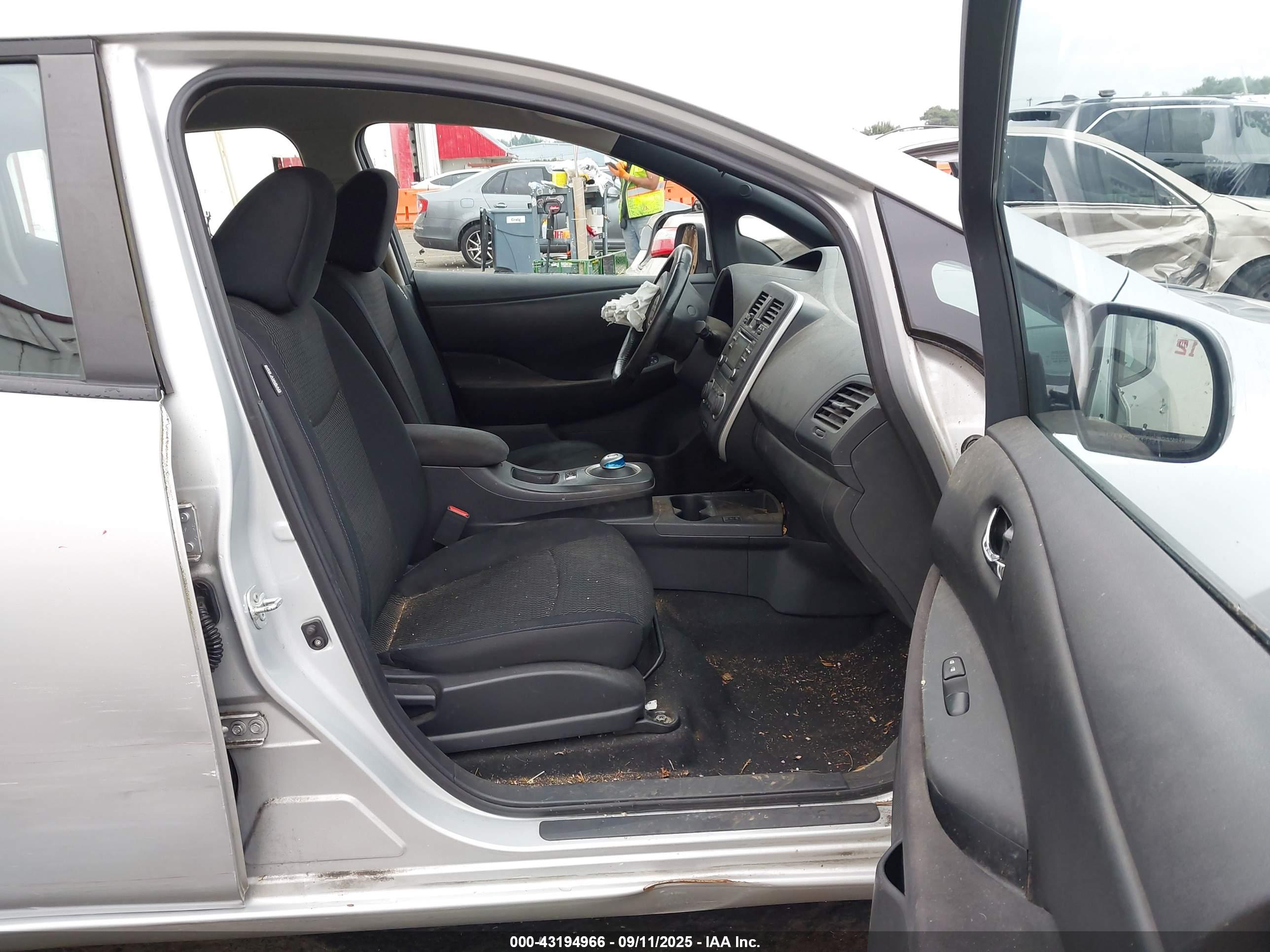 NISSAN LEAF image 5