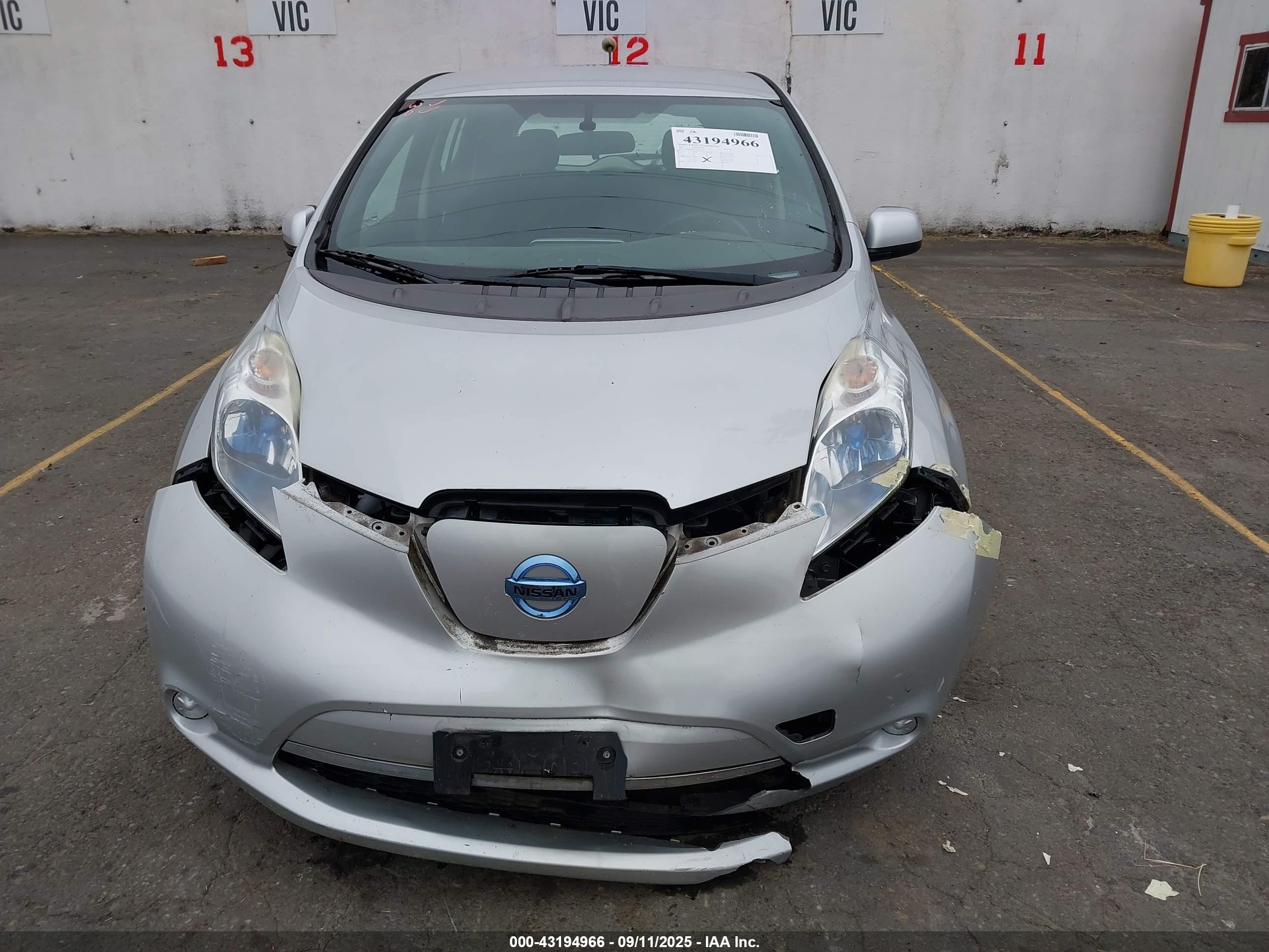 NISSAN LEAF image 6
