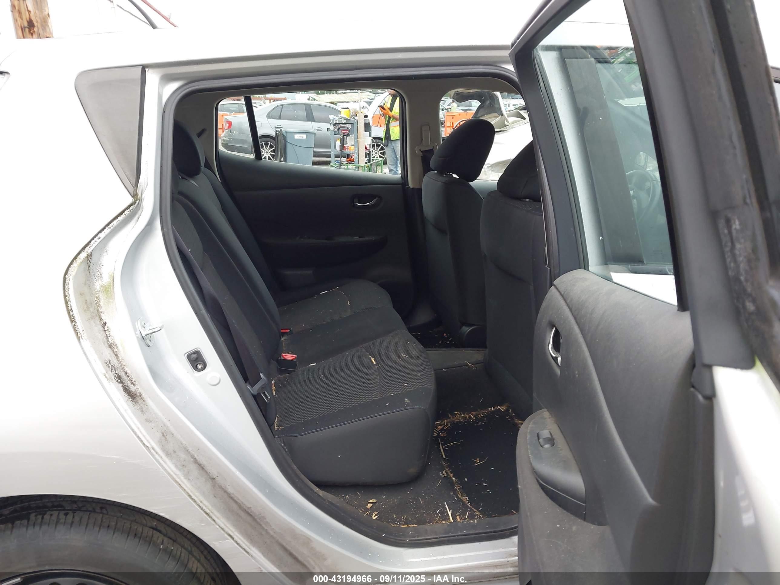 NISSAN LEAF image 8