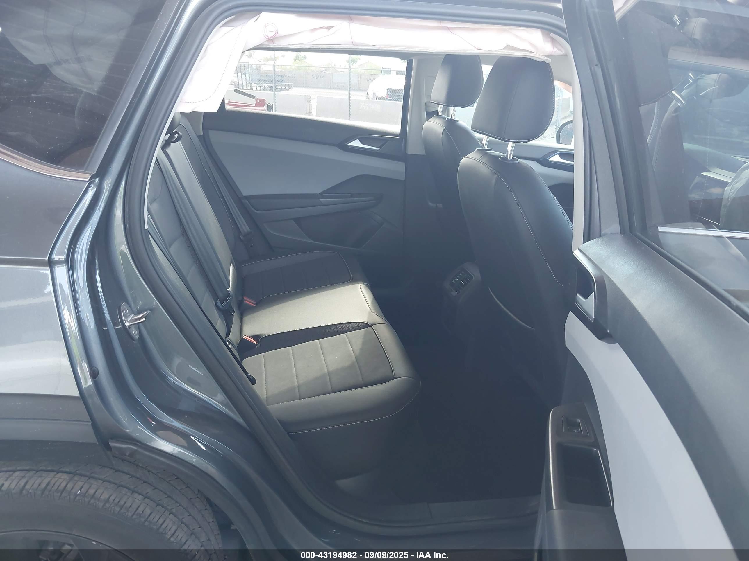 VOLKSWAGEN TAOS image 8
