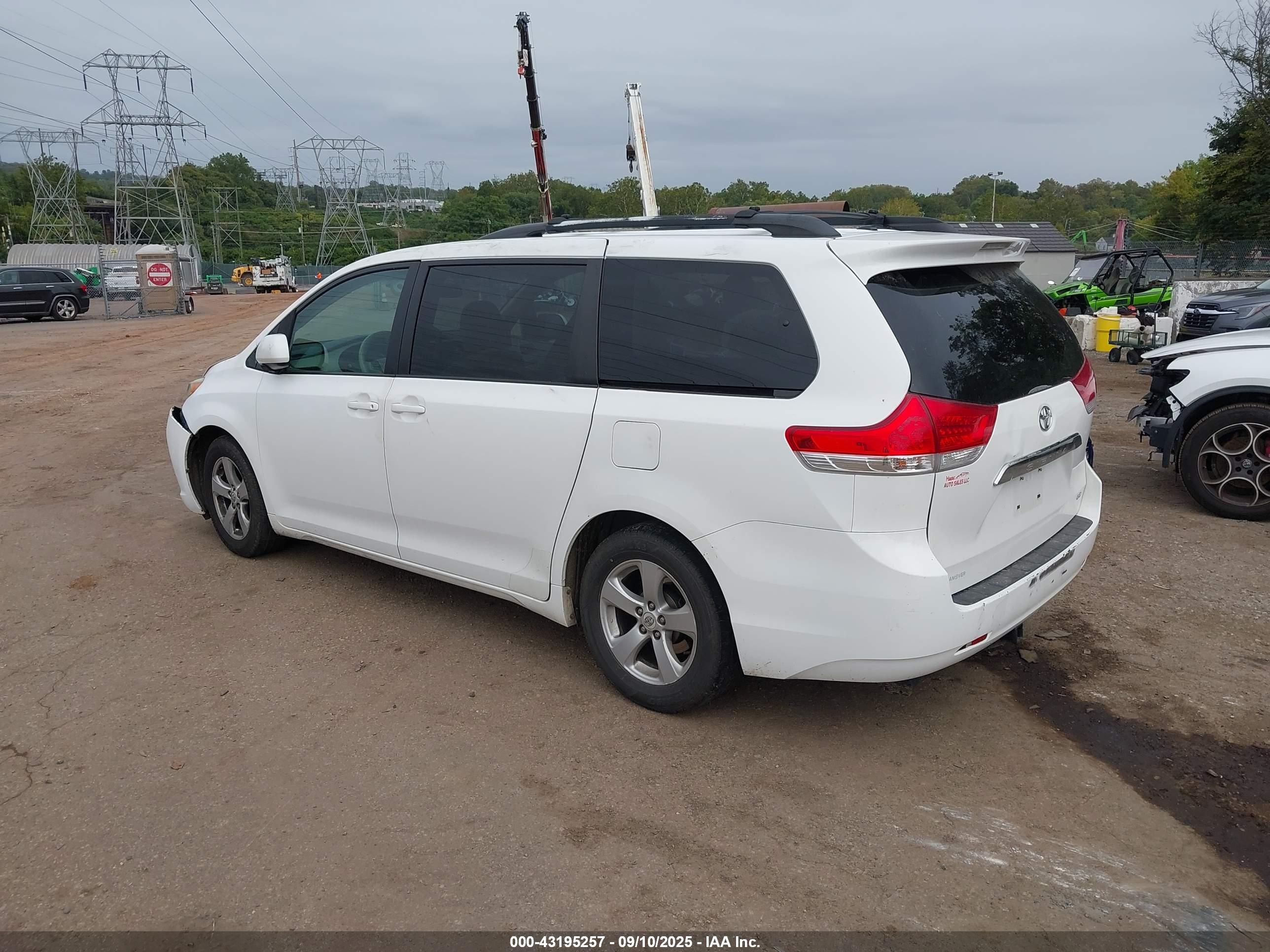 TOYOTA SIENNA image 3