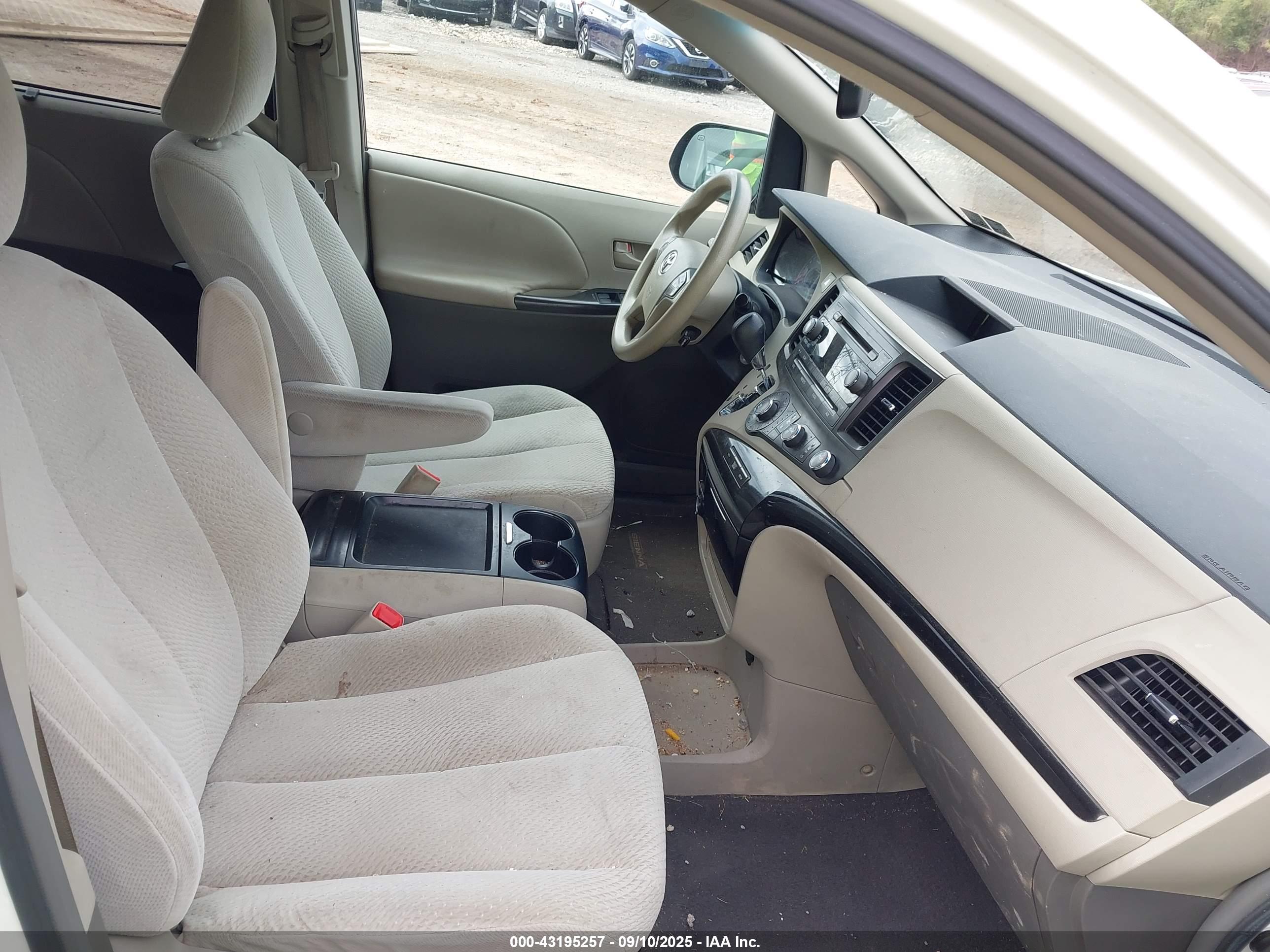 TOYOTA SIENNA image 5