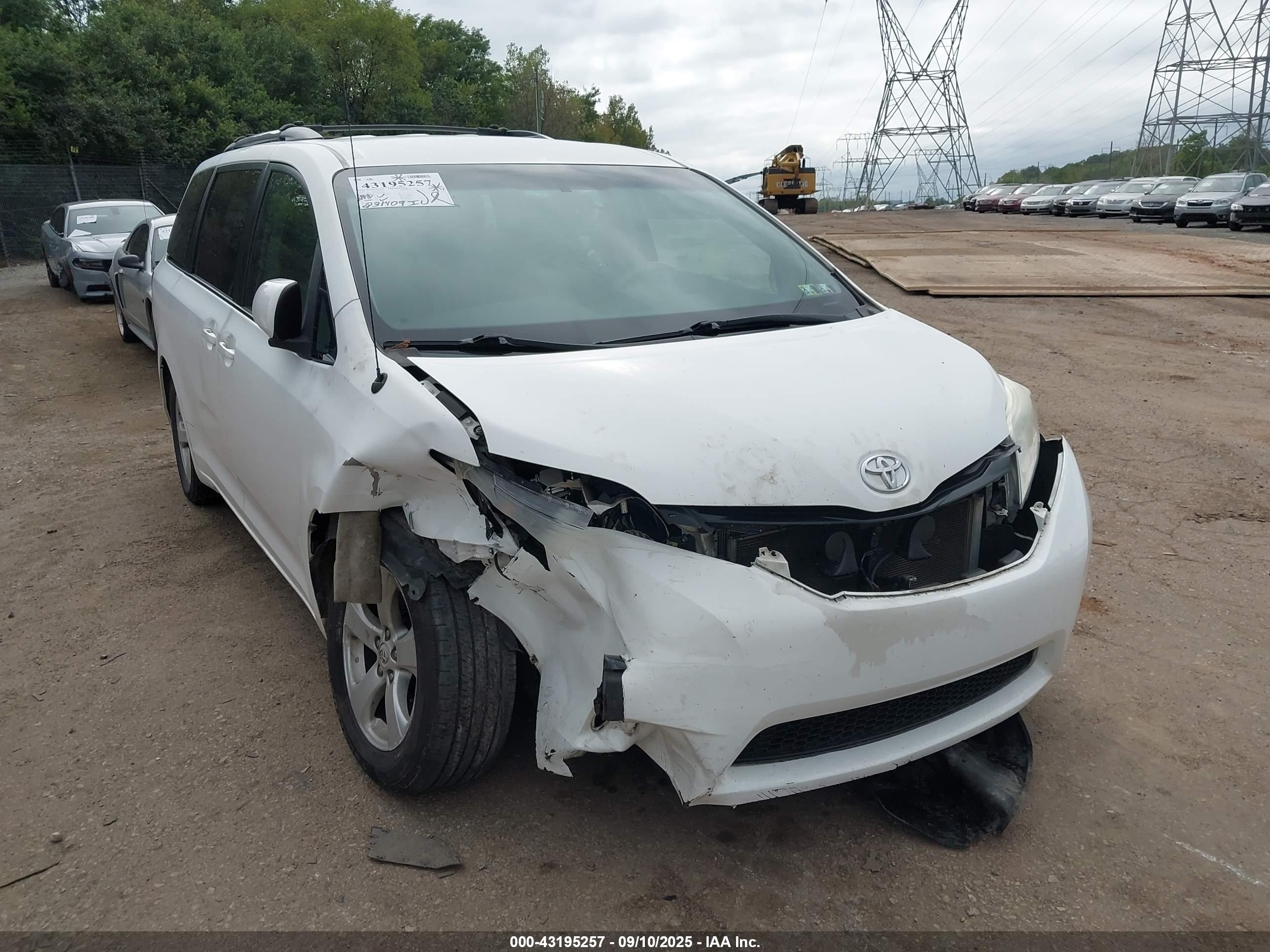TOYOTA SIENNA image 6