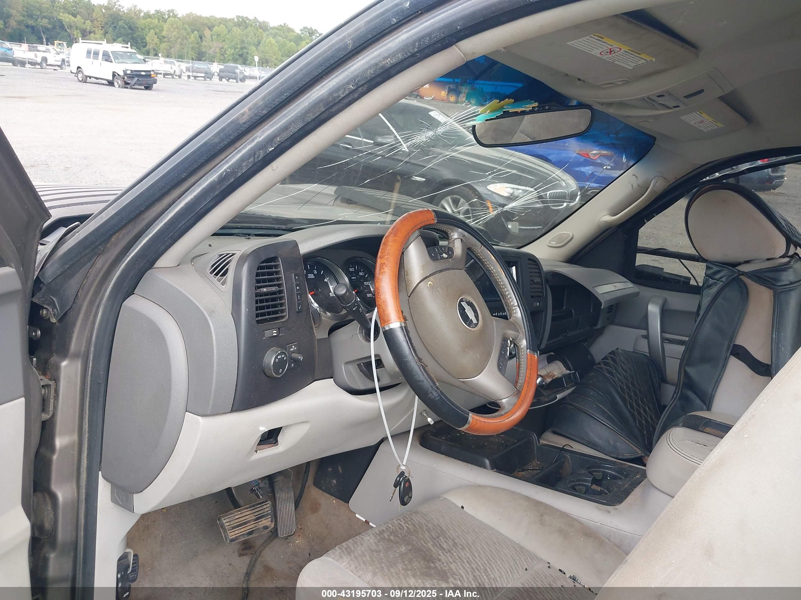 CHEVROLET SILVERADO image 5