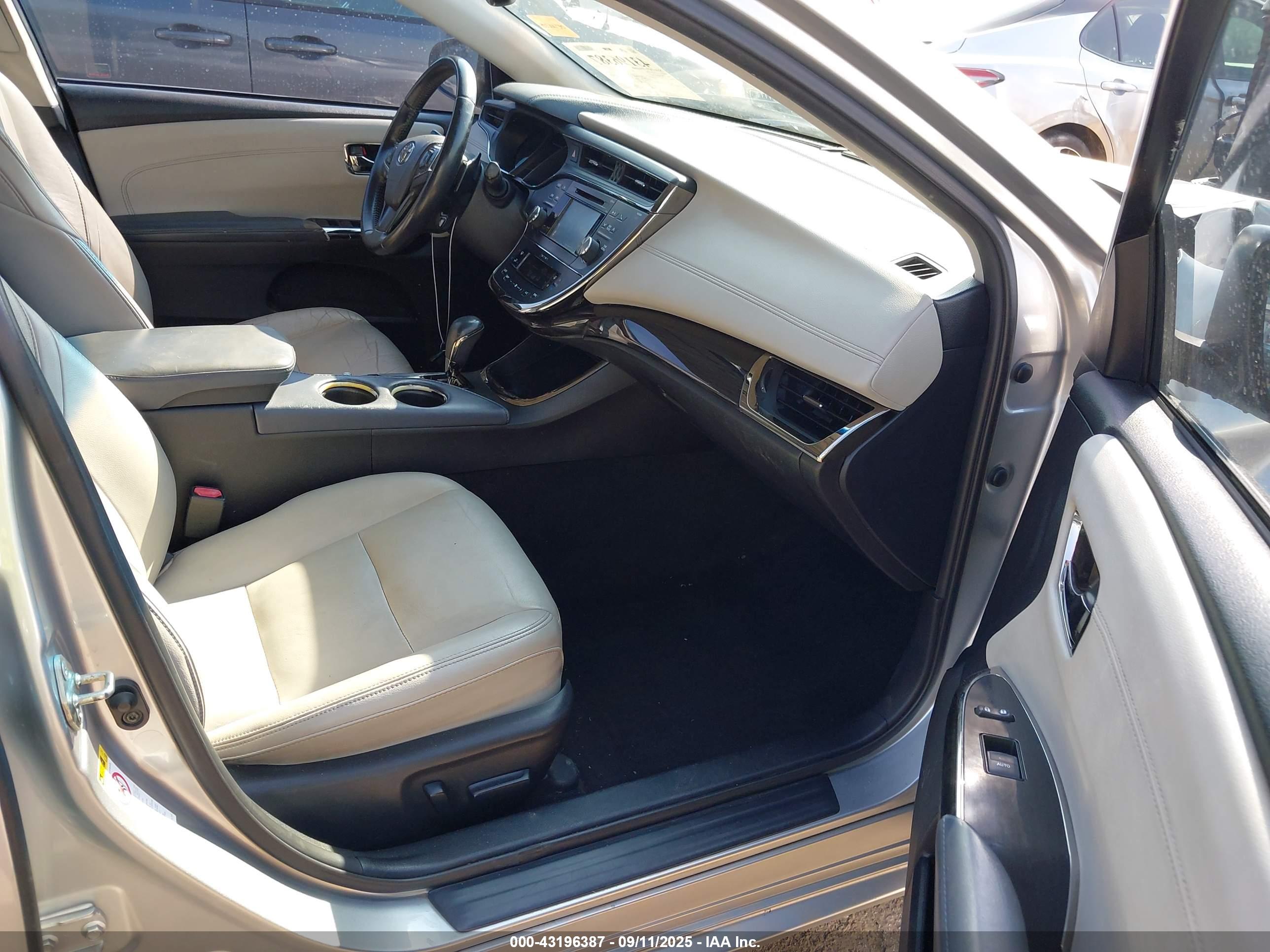 TOYOTA AVALON image 5
